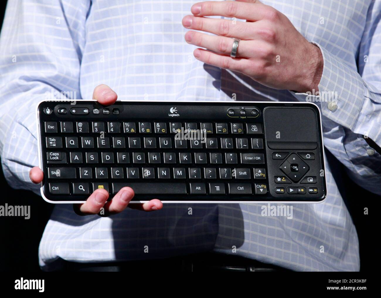 Kevin Simon, director de marketing de productos en el grupo de hogar  digital de Logitech, presenta el controlador de teclado durante el  lanzamiento de 'Revue', el set-top box de Logitech para la