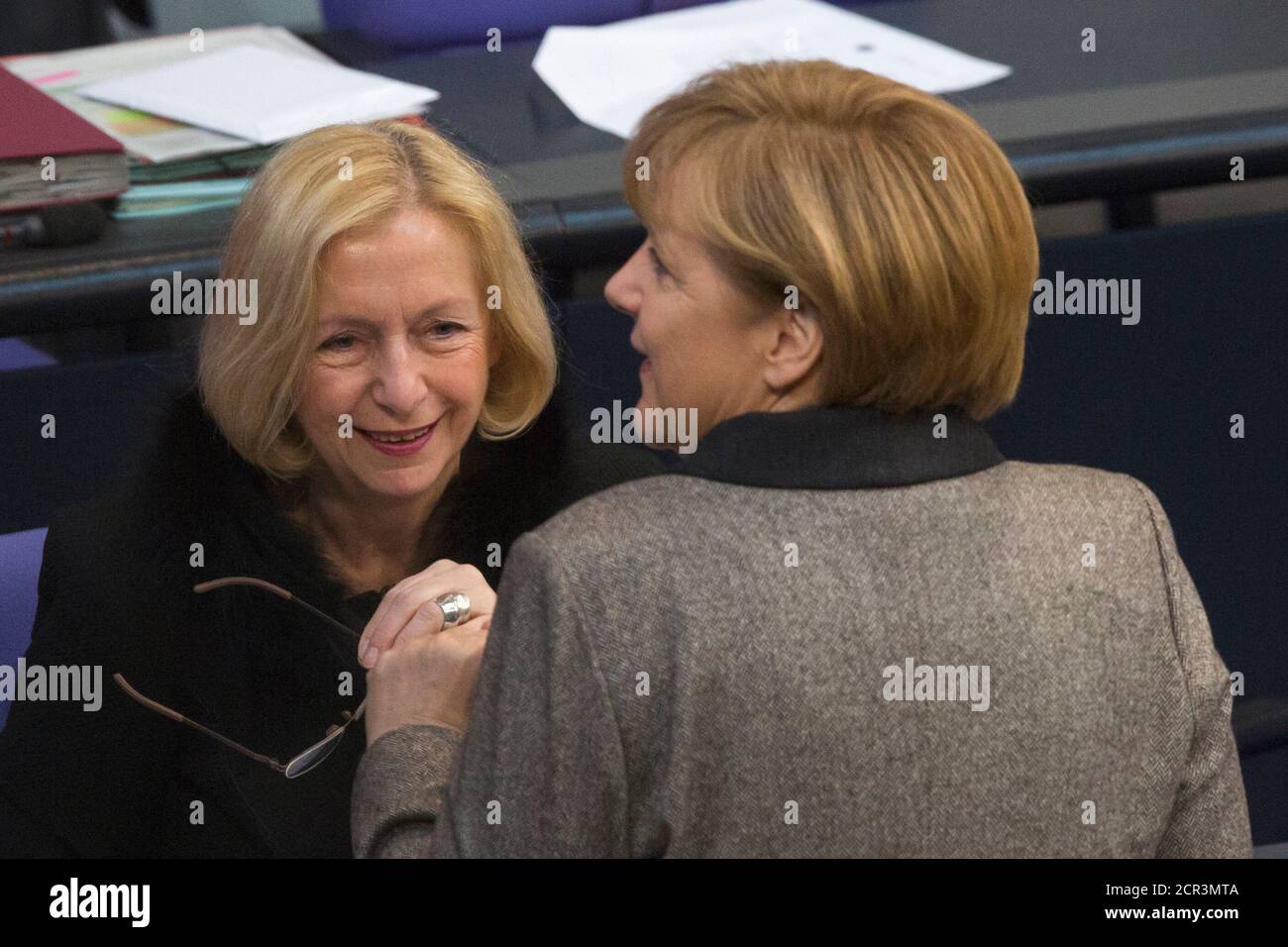 La canciller alemana Angela Merkel (R) habla con la nueva ministra de Educación Johanna Wanka durante una sesión del Bundestag, la cámara baja del parlamento en Berlín el 21 de febrero de 2013. REUTERS/Thomas Peter (ALEMANIA - Tags: POLÍTICA) Foto de stock