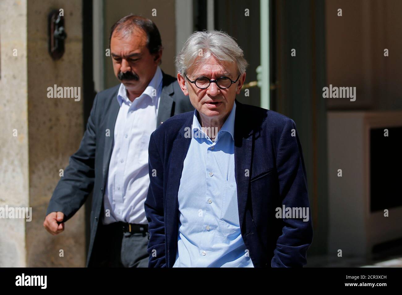 El Secretario general del sindicato francés Force Ouvriere (FO), Jean-Claude Mailly (R), y el director del sindicato francés CGT, Philippe Martinez, se marchan después de una reunión con el ministro del Interior en París, Francia, el 22 de junio de 2016, después de que la policía francesa prohiera una manifestación planeada esta semana contra las reformas laborales, poner en cabeza un punto de apoyo entre el gobierno y los sindicatos que han estado encabezando protestas contra los cambios durante meses. REUTERS/Stephane Mahe Foto de stock