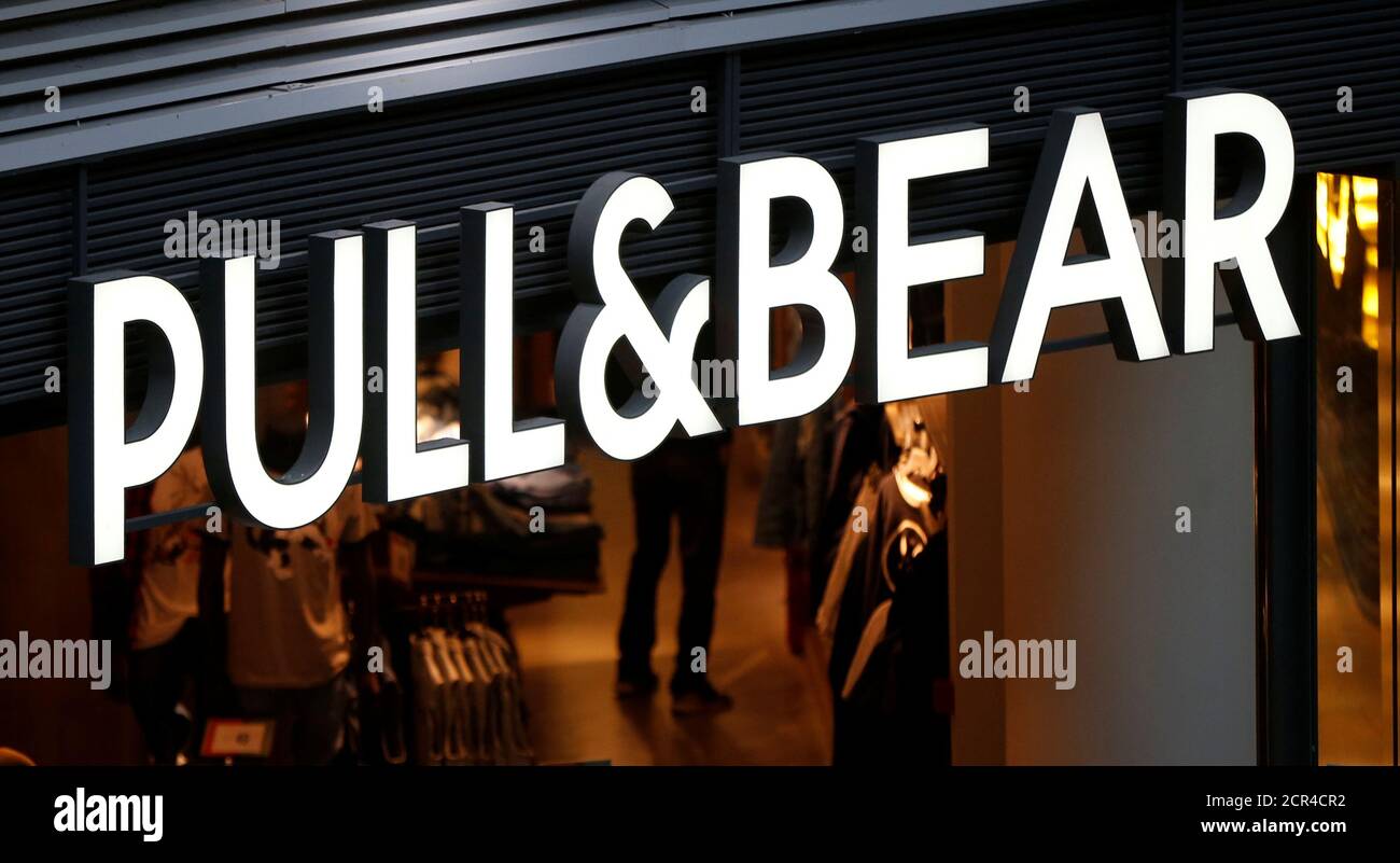 Un logo de la tienda de ropa Pull \u0026 Bear se ve en el centro comercial  Tbilisi Mall en Tbilisi, Georgia, 22 de abril de 2016. REUTERS/David  Mdzinarishvili Fotografía de stock - Alamy