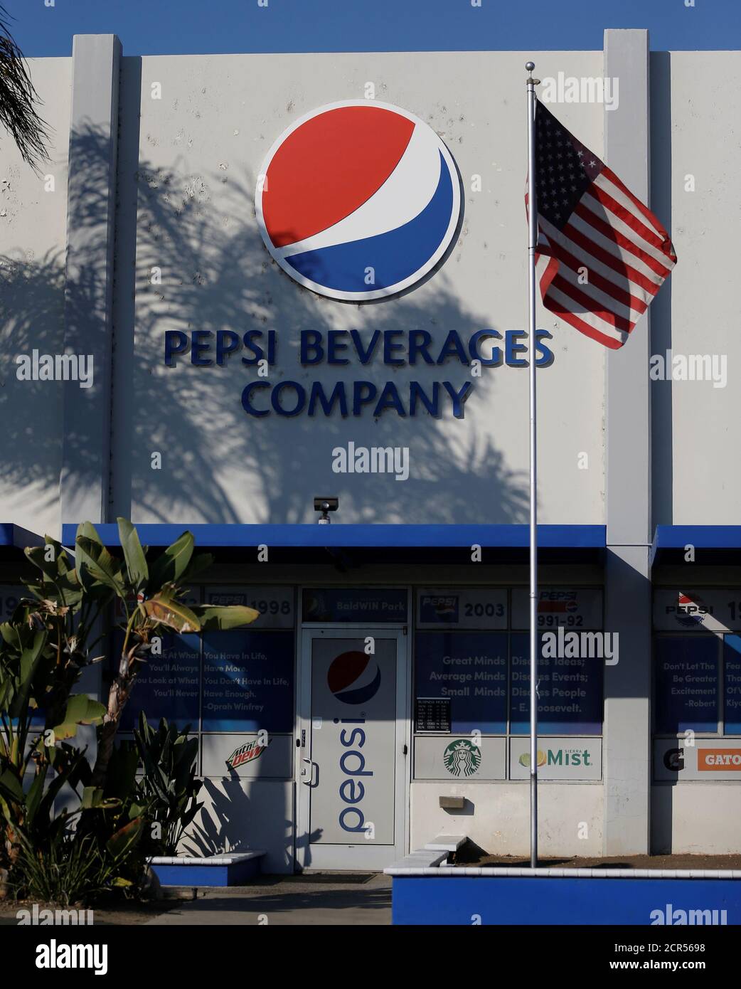 El logotipo de Pepsi junto a una bandera de EE.UU. Se muestra en Irwindale,  California, EE.UU., 11 de julio de 2017. REUTERS/Mario Anzuoni Fotografía de  stock - Alamy