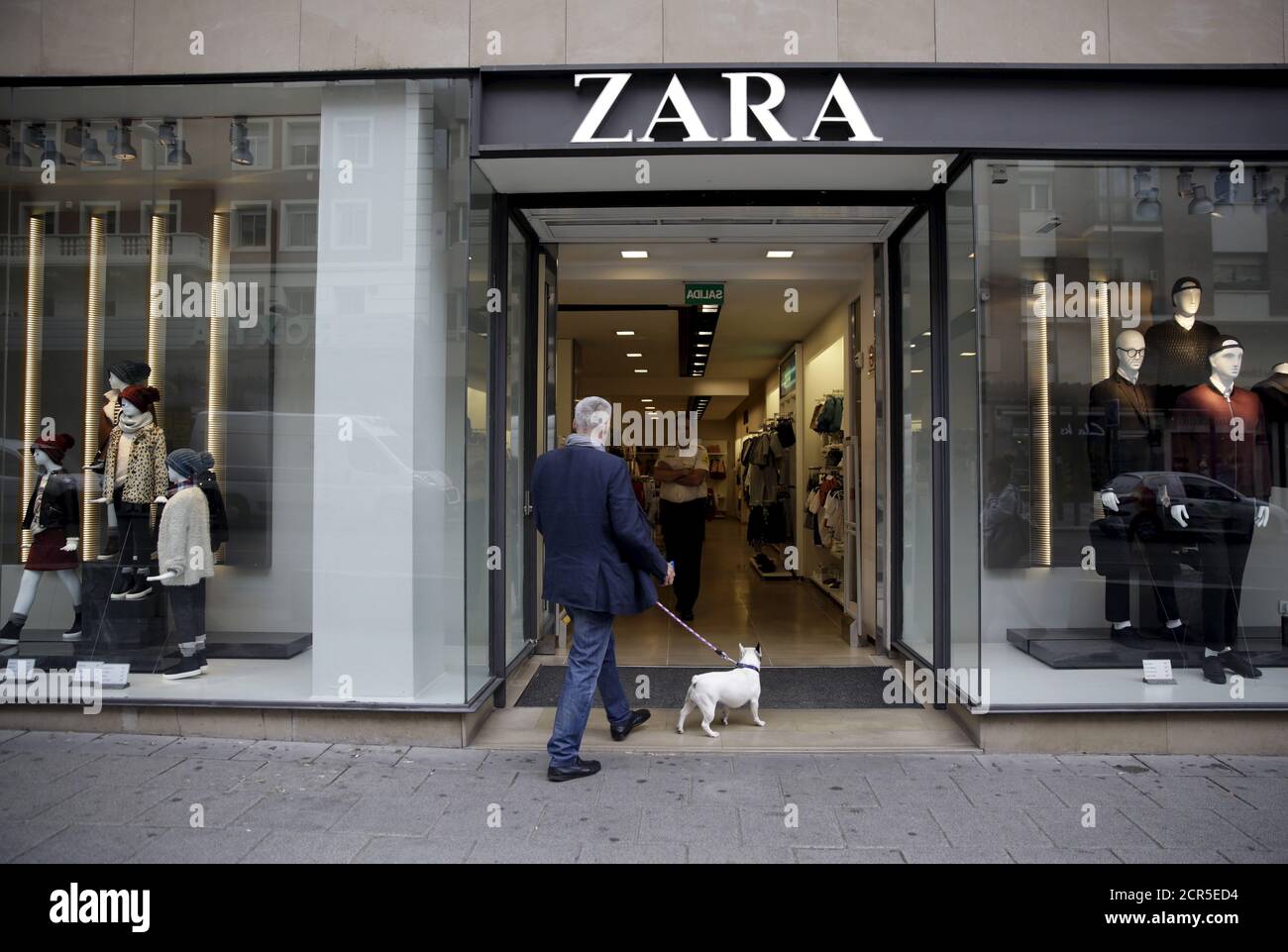 Zara store madrid spain fotografías e imágenes de alta resolución - Página  4 - Alamy