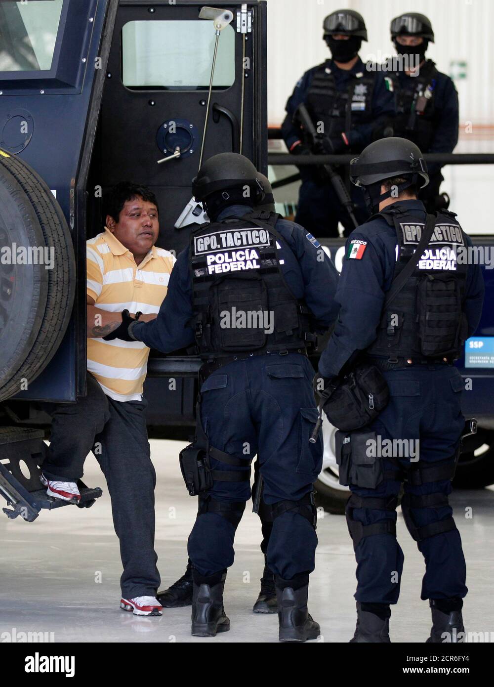 El sospechoso Julio de Jesus Radilla Hernández, 34, alias 'el Negro' es  presentado a los medios por la Policía Federal en la Ciudad de México el 25  de mayo de 2011. Según