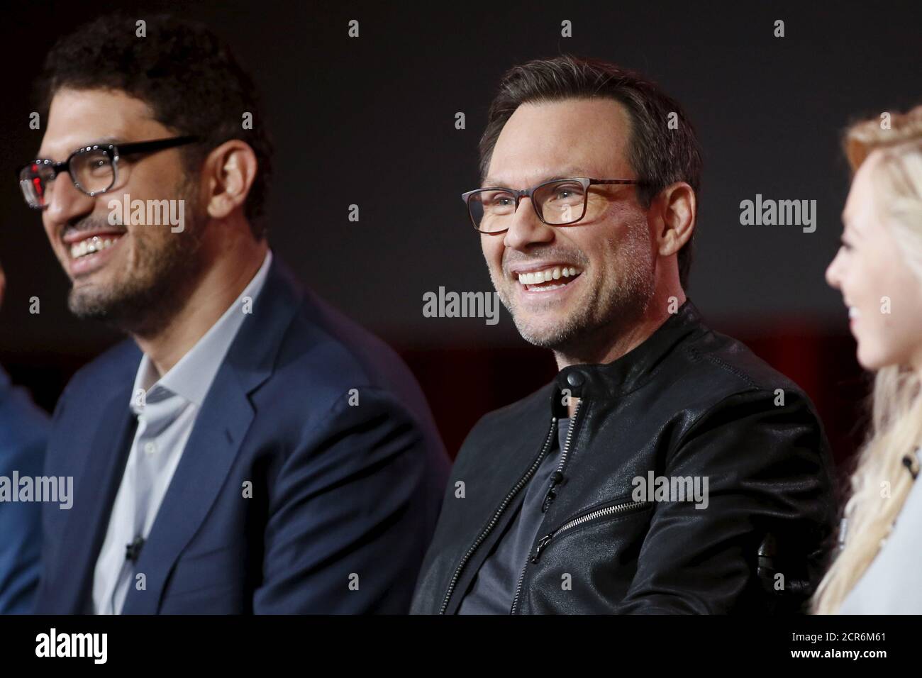Christian Slater y el creador productor ejecutivo Sam Esmail (L) participan en un panel para la serie de la Red EE.UU. 'M.R. Robot' durante el viaje de prensa de