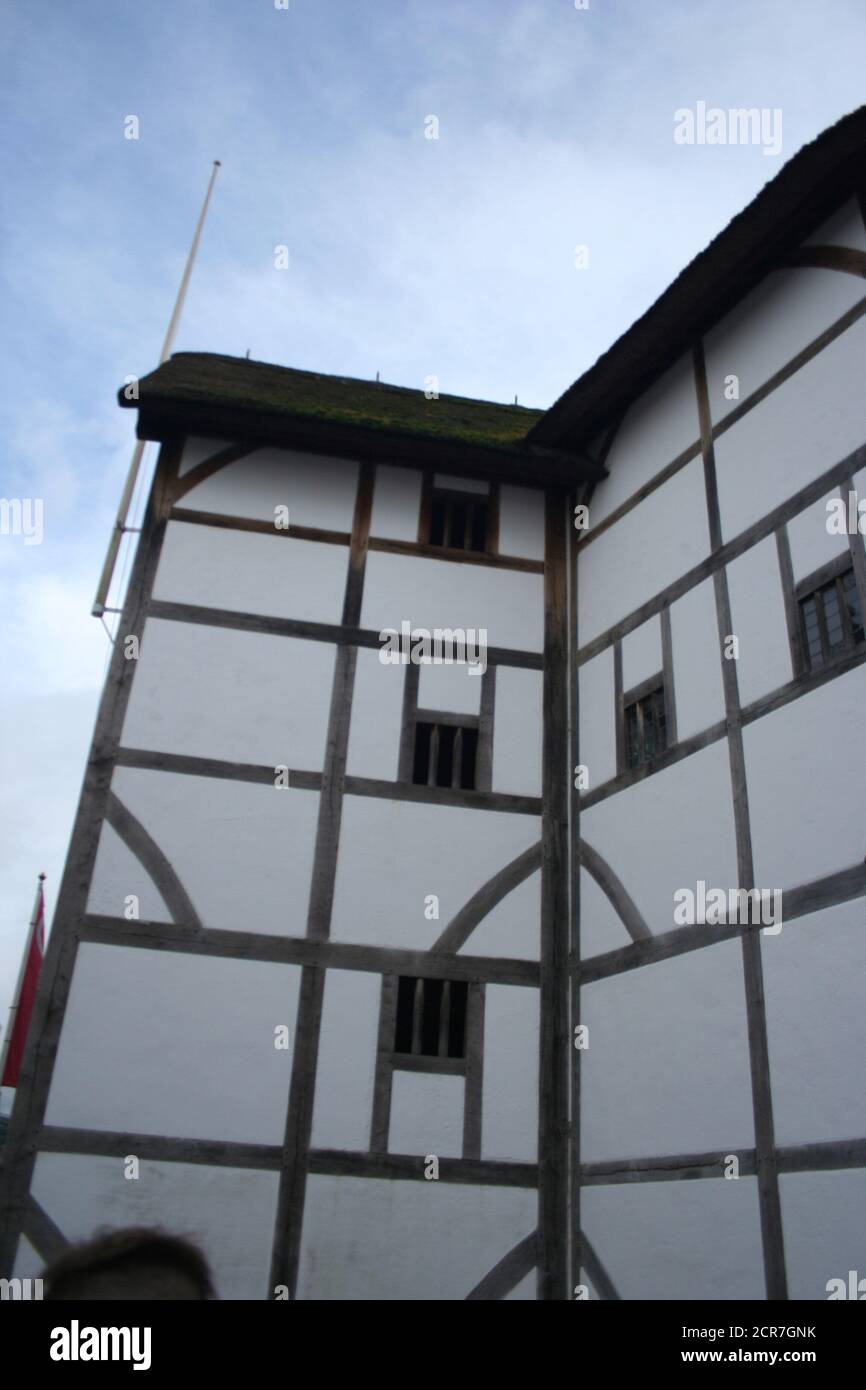 Shakespeare's Globe, una recreación del original isabelino, es un lugar turístico popular en Londres, Reino Unido. El teatro tiene una temporada de producción activa. Foto de stock