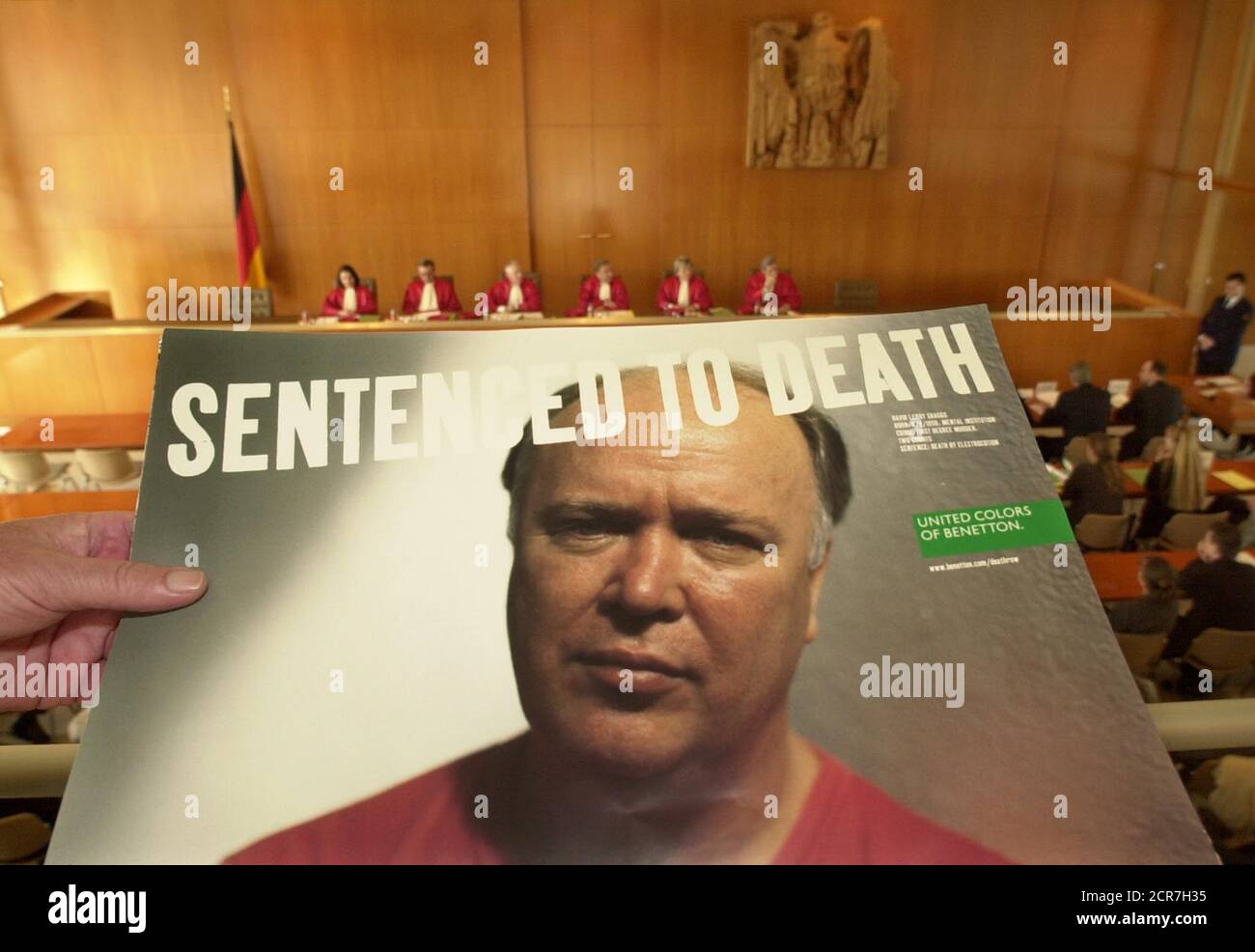 BENETTON ADVERTISEMENT SE EXHIBE EN LA SALA DEL TRIBUNAL DEL TRIBUNAL  CONSTITUCIONAL FEDERAL ALEMÁN EN KARLSRUHE. Un anuncio de "Benetton", que  muestra a un preso condenado a muerte, se exhibe en la