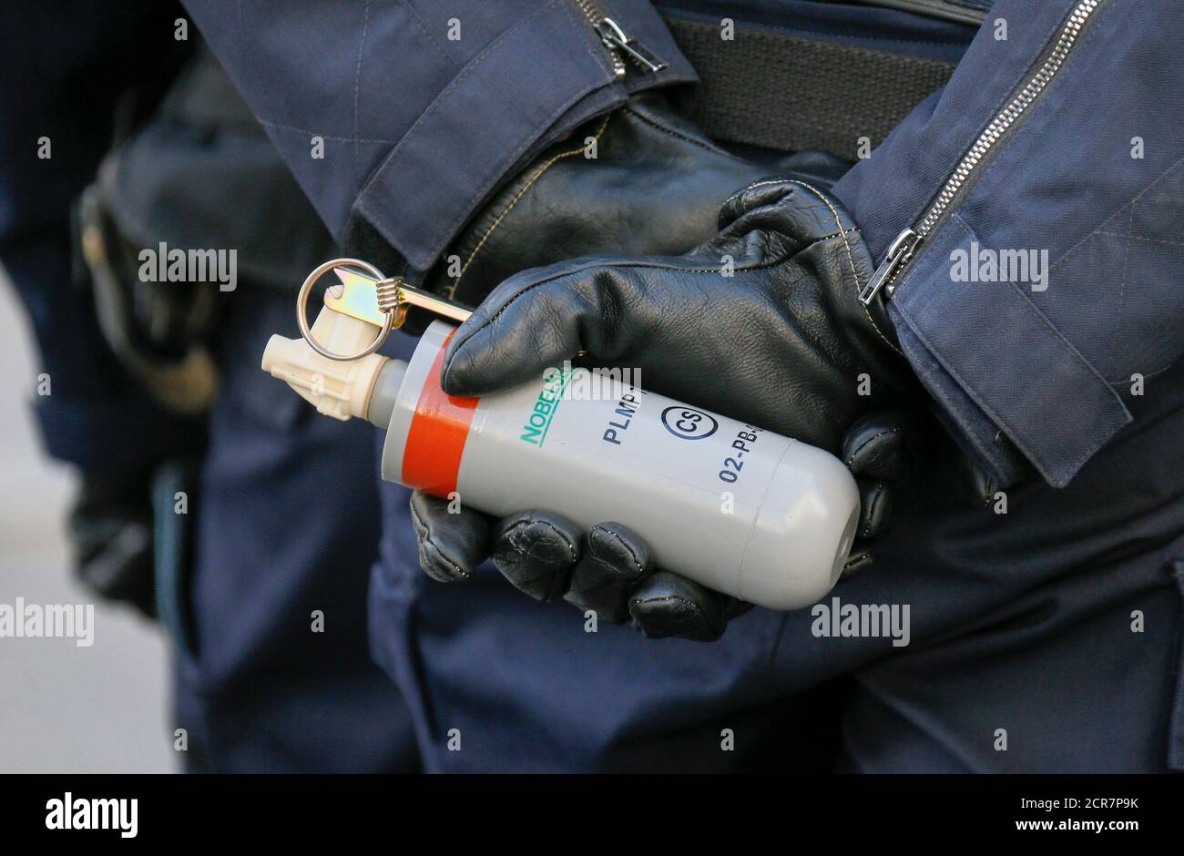 Un oficial de policía tiene un bote de gas lacrimógeno PLMP 7B CS de Nobel  Securite durante una manifestación en Lyon, Francia, el 17 de marzo de  2016. REUTERS/Robert Pratta Fotografía de