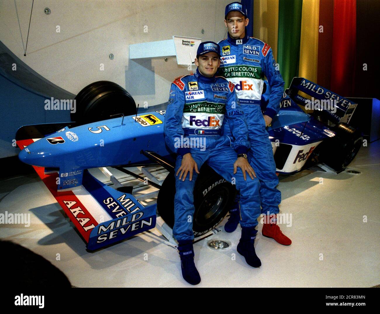 Los pilotos de Benetton Alexander Wurz de Austria (R) y Giancarlo  Fisichella de Italia se levantan con el nuevo coche de Fórmula uno del  equipo en su lanzamiento el 15 de enero.