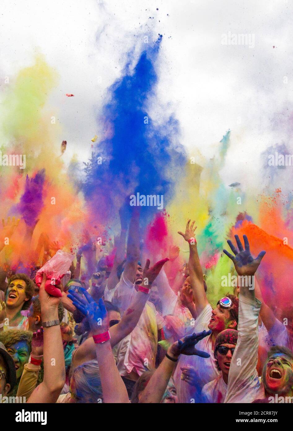 La gente lanza polvo de color en el aire durante las celebraciones del  festival Holi en Berlín, 29 de julio de 2012. Holi, también conocido como  el festival de los colores, es
