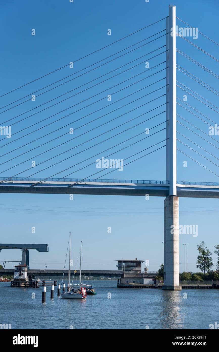 Alemania, Mecklemburgo-Pomerania Occidental, Stralsund, Puente Rügen, cruza el Strelasund, conecta el continente con la isla de Rügen, Mar Báltico Foto de stock