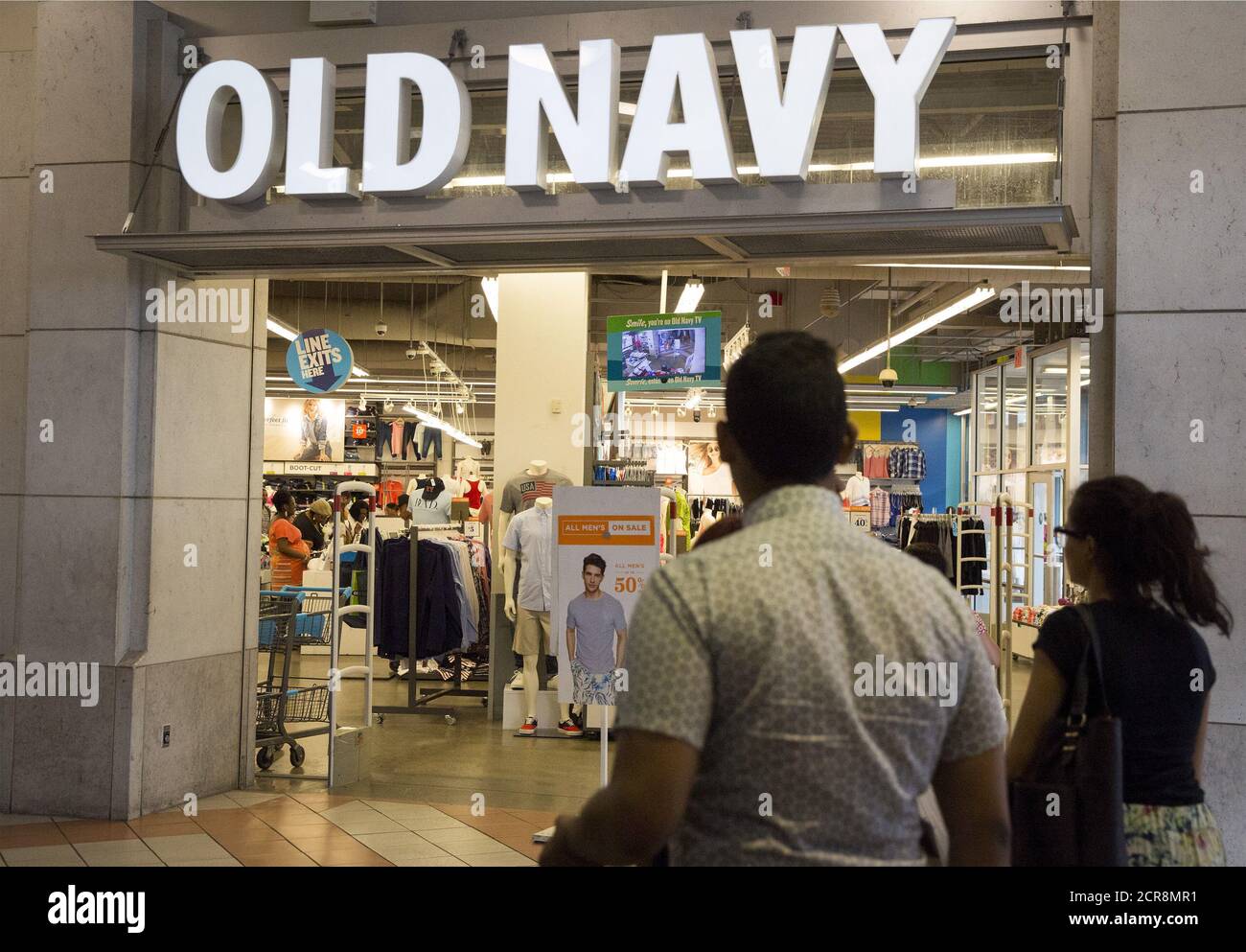 viernes Economía flexible Los clientes llegan a comprar en una tienda de Old Navy en el barrio de  Brooklyn de Nueva York el 15 de junio de 2015. La línea Old Navy de GAP ha