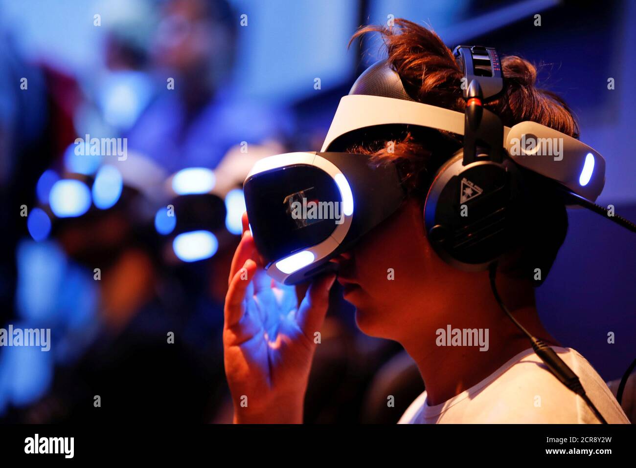 Un jugador lleva gafas de realidad virtual (VR) en la feria de juegos de  ordenador más grande del mundo, Gamescom, en Colonia, Alemania, 23 de  agosto de 2017. REUTERS/Wolfgang Rattay IMÁGENES TPX