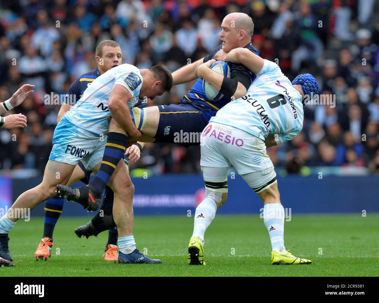 Rugby Union - final de la Copa de Campeones Europea - Leinster Rugby v Racing 92 - San Mames, Bilbao, España - 12 de mayo de 2018 Leinster Rugby’s Devin Toner en acción con las carreras de Wenceslao Lauret (R) REUTERS/Vincent West Foto de stock