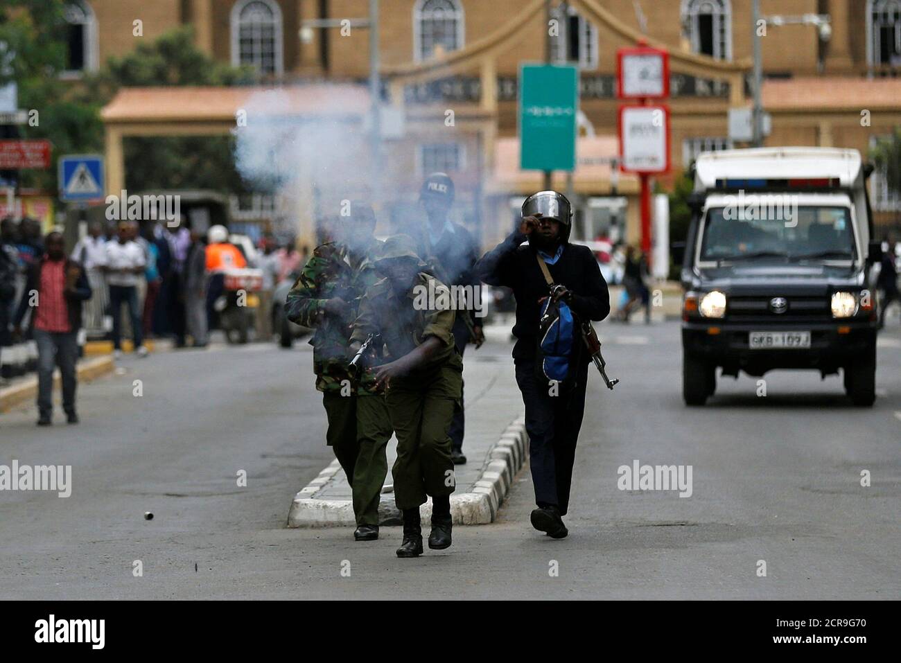 Los policías antidisturbios disparan gases lacrimógenos para dispersar a los partidarios de la coalición de la oposición keniana National Super Alliance (NASA) durante una protesta a lo largo de una calle en Nairobi, Kenia, el 24 de octubre de 2017. REUTERS/Thomas Mukoya Foto de stock