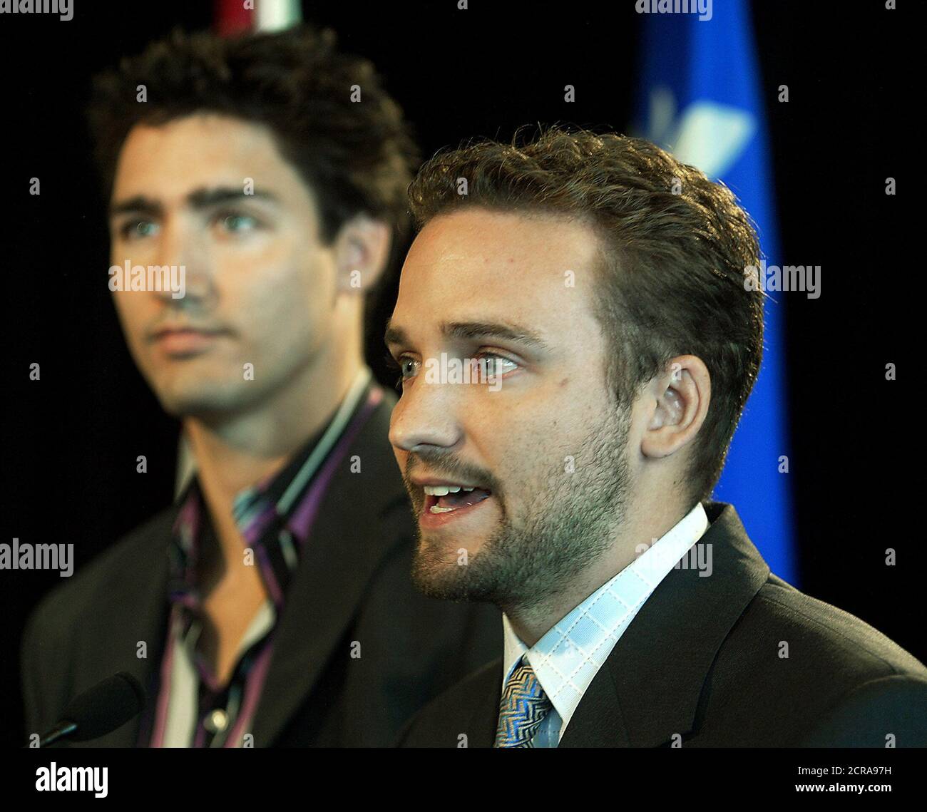 Justin Trudeau (L) mira como su hermano Alexandre habla durante la  ceremonia que ofically renombra al Aeropuerto de Dorval en honor de su  difunto padre, el ex primer ministro Pierre Elliot Trudeau,