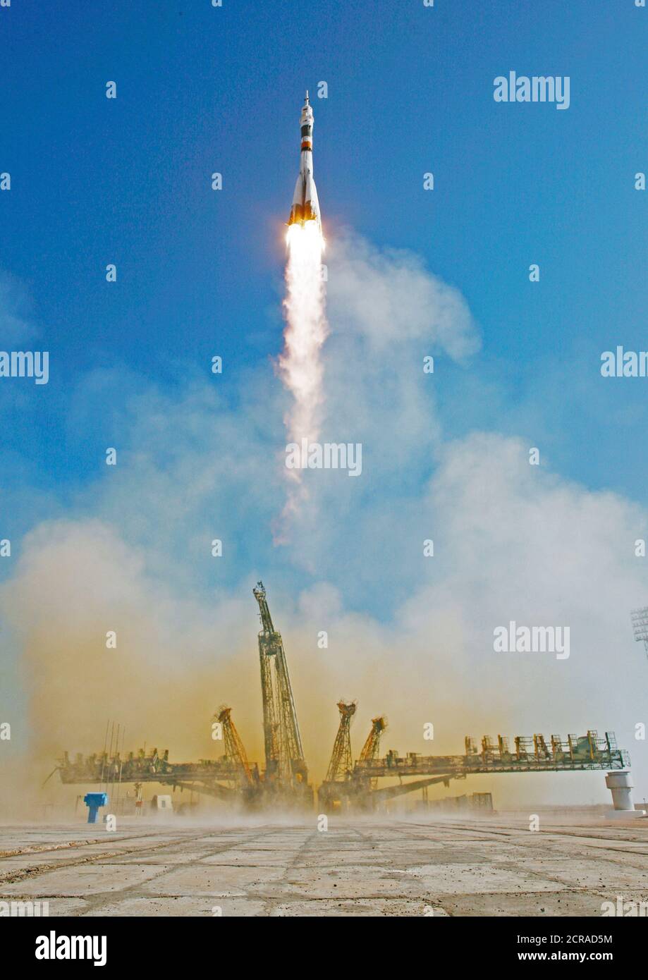 Los lanzamientos Soyuz TMA-16 desde el cosmódromo de Baikonur en Kazajstán el miércoles, 30 de septiembre de 2009, llevando Expedition 21 El ingeniero de vuelo Jeffrey N. Williams, el ingeniero de vuelo Maxim Suraev y Guy Laliberté participante de Vuelos Espaciales a la Estación Espacial Internacional. (Crédito de la imagen: NASA/Bill Ingalls) Foto de stock