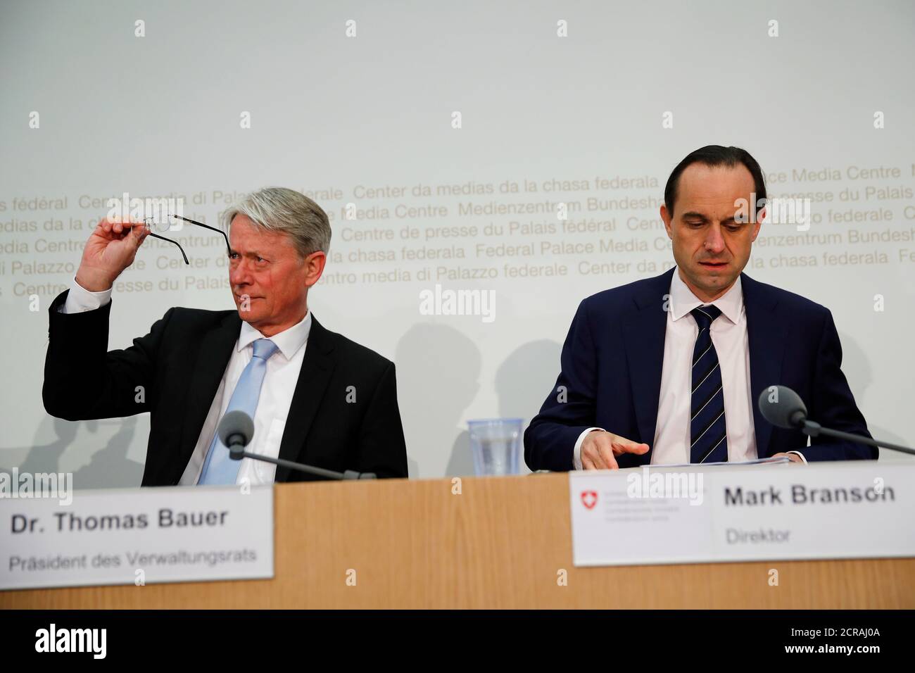 El Director Ejecutivo de la Autoridad Supervisora del mercado Financiero de Suiza (FINMA), Mark Branson, y el Presidente de FINMA, Thomas Bauer, asisten a una conferencia de prensa en Berna, Suiza, el 27 de marzo de 2018. REUTERS/Stefan Wermuth Foto de stock