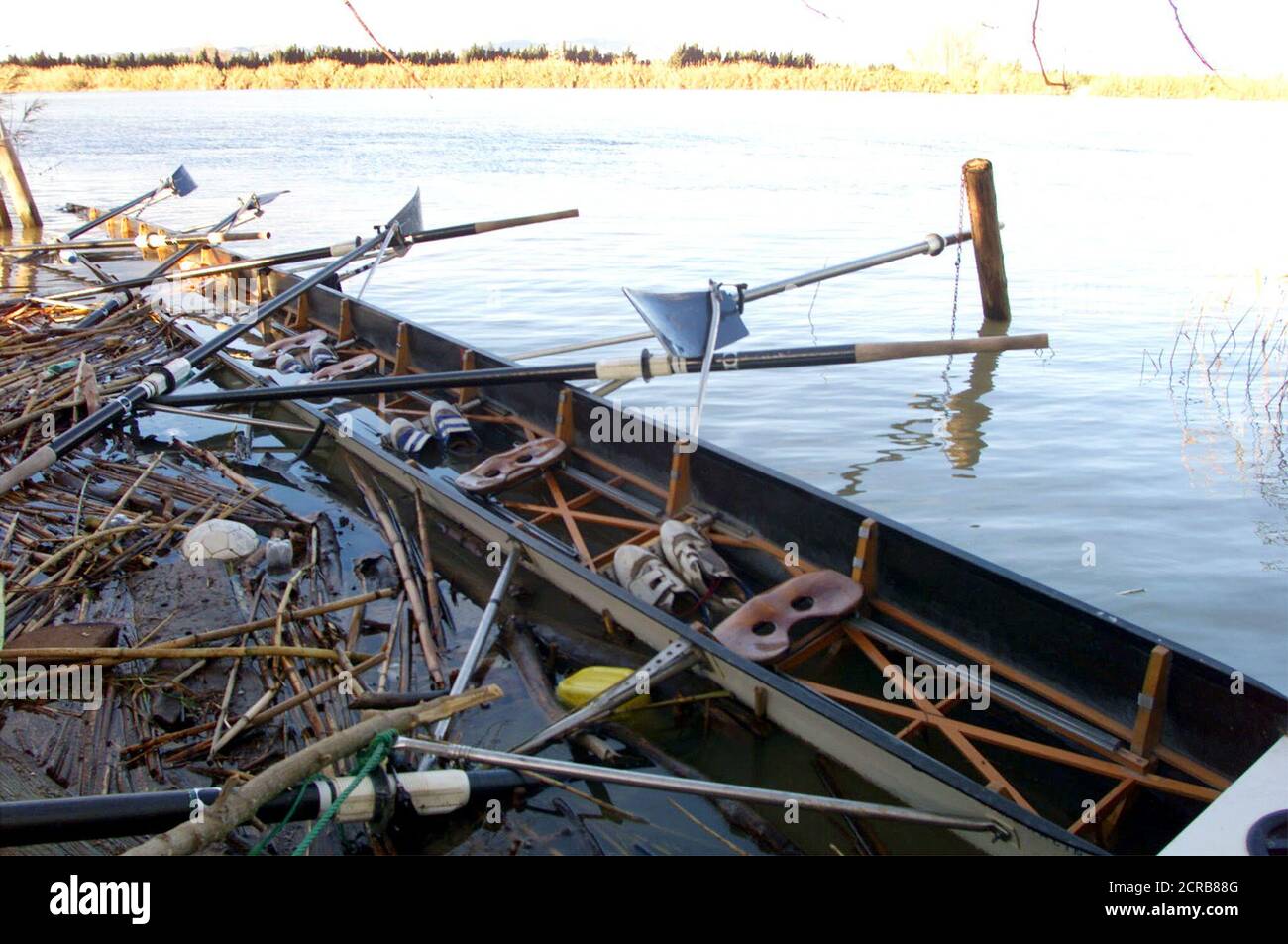 El bote ligero de remo de la Universidad de Oxford se encuentra en el  interior del río Ebro en Amposta después de que capsizara en aguas  turbulentas el 29 de diciembre de