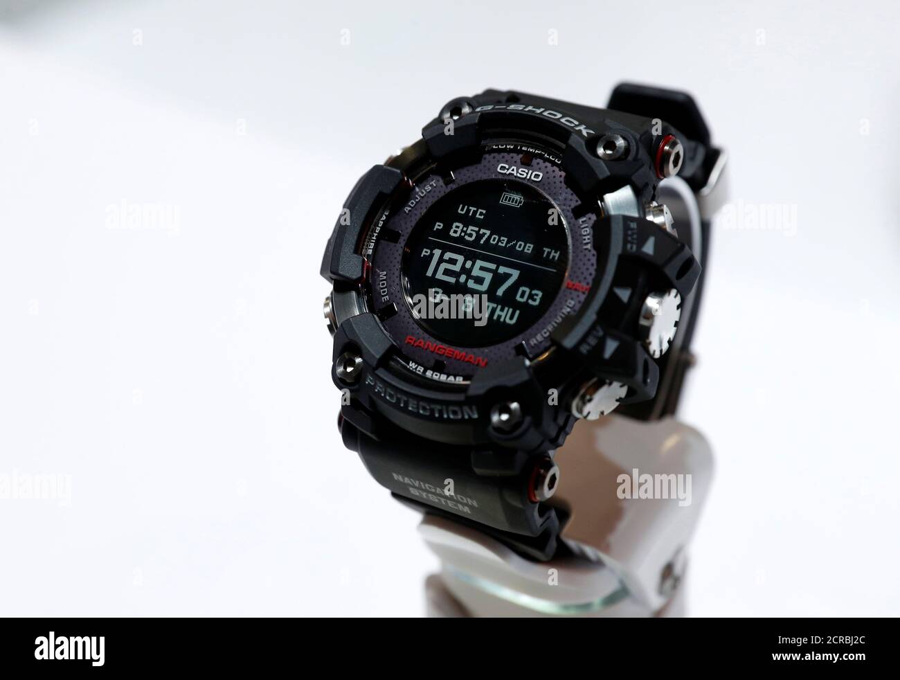 El Casio G-Shock Rangeman, un reloj con energía solar y navegación GPS,  durante el CES 2018 en las Vegas, Nevada, EE.UU. 10 de enero de 2018.  REUTERS/Steve Marcus Fotografía de stock -