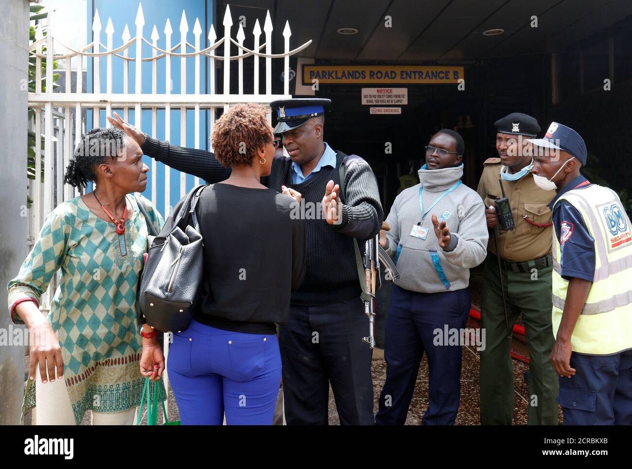 Un oficial de policía controla a los clientes desde los puestos de quemadura en el centro comercial Sarit Center cerca de Westlands en Nairobi, Kenia 4 de mayo de 2018. REUTERS/Thomas Mukoya Foto de stock
