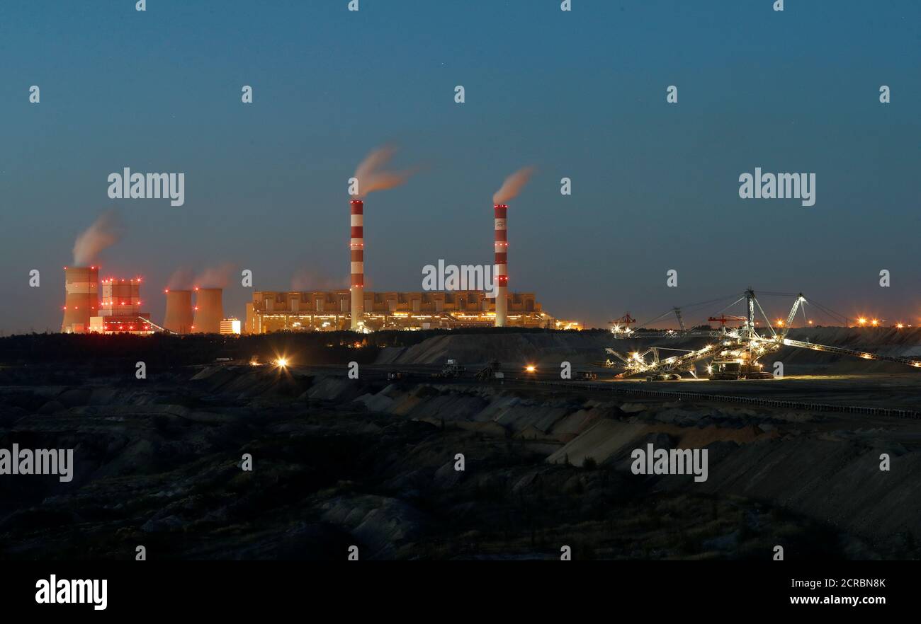 La mina de carbón Belchatow, la mayor mina de carbón marrón de Polonia, en las afueras de la central eléctrica de Belchatow, la mayor central eléctrica de carbón de Europa operada por el Grupo PGE, se muestra por la noche cerca de Belchatow, el 12 de septiembre de 2018. REUTERS/Kacper Pempel Foto de stock