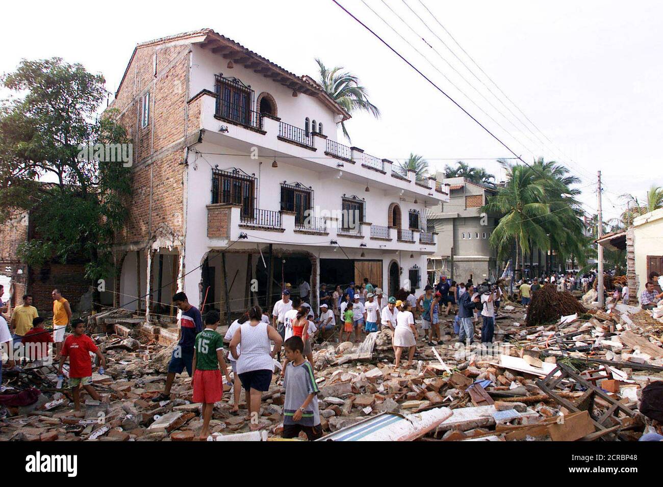 Los residentes vagan por los escombros en las calles después de que el huracán  Kenna azotara Puerto Vallarta, México, 25 de octubre de 2002. El huracán  Kenna azotó la costa del Pacífico