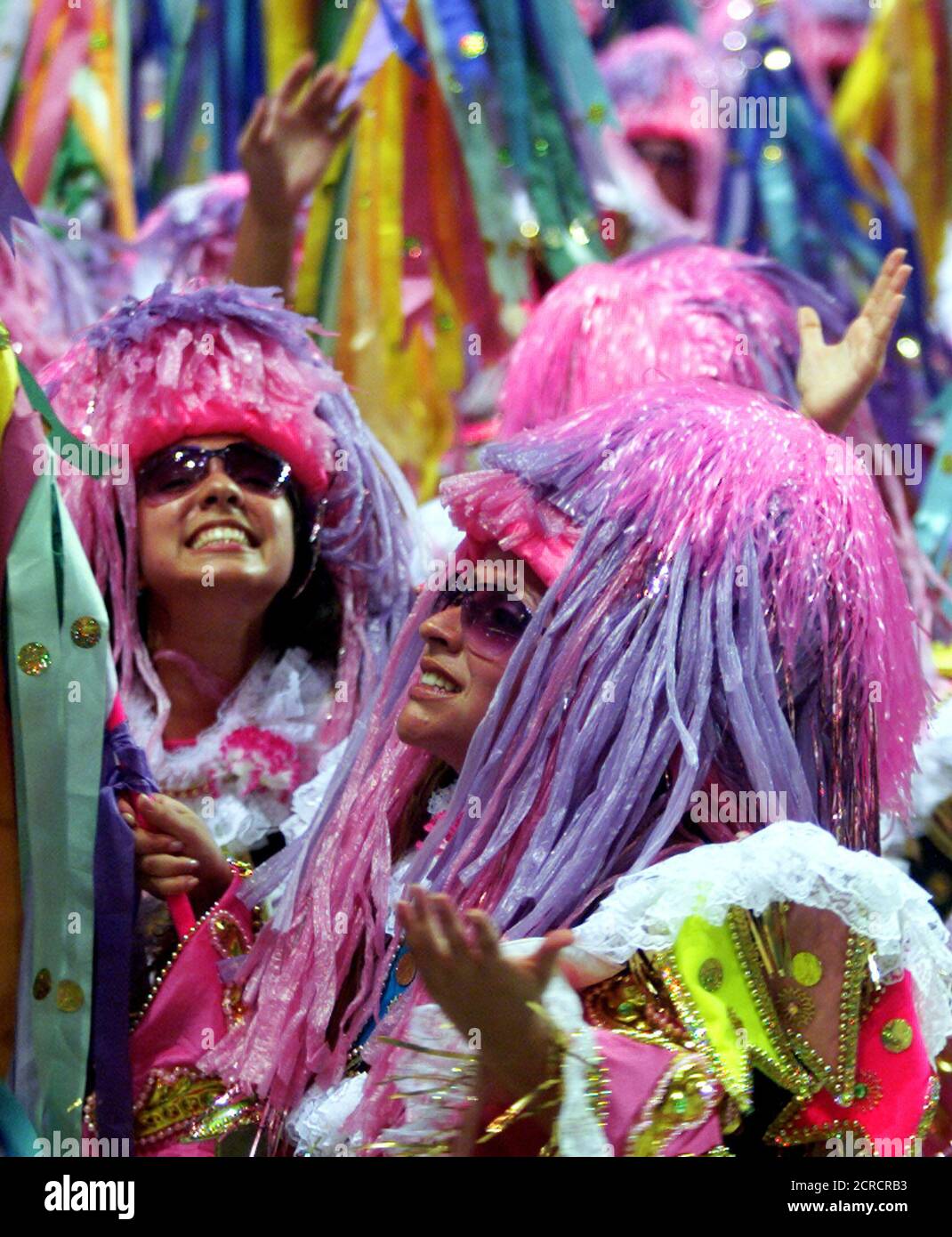 Miembros de la escuela de samba Mangueira celebran en el estadio de Sambódromo de Río de Janeiro, 11 de febrero de 2002. Las fiestas de Carnaval en todo Brasil se llevarán a cabo hasta el 12 de febrero. REUTERS/Sergio Moraes SM Foto de stock