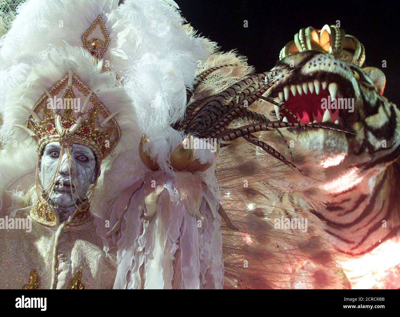 Miembro de Porto da Pedra samba celebra en el estadio Sambódromo de Río de Janeiro, 11 de febrero de 2002. Las fiestas de Carnaval en todo Brasil se celebran hasta el 12 de febrero. REUTERS/Sergio Moraes SM/SV Foto de stock
