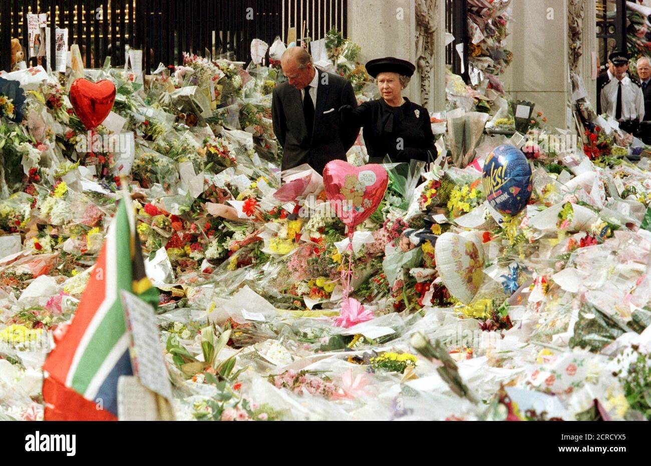 La Reina Isabel de Gran Bretaña y el Duque de Edimburgo miran los tributos florales que se encuentran fuera del Palacio de Buckingham en memoria de Diana, Princesa de Gales, Londres, en este archivo de fotos del 5 de septiembre de 1997. La Reina Isabel celebra su 90 cumpleaños el 21 de abril de 2016. REUTERS/Ian Waldie/Archivos BUSCA 'Queen 90th' PARA TODAS LAS IMÁGENES Foto de stock