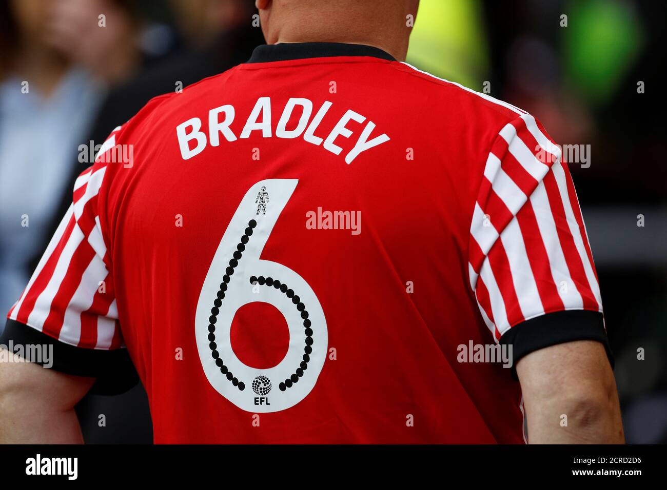 Fútbol - Sunderland vs Derby County - Campeonato - Sunderland, Gran Bretaña  - 4 de agosto de 2017 Sunderland fan con una camisa en honor de la joven  Sunderland Bradley Lowery antes