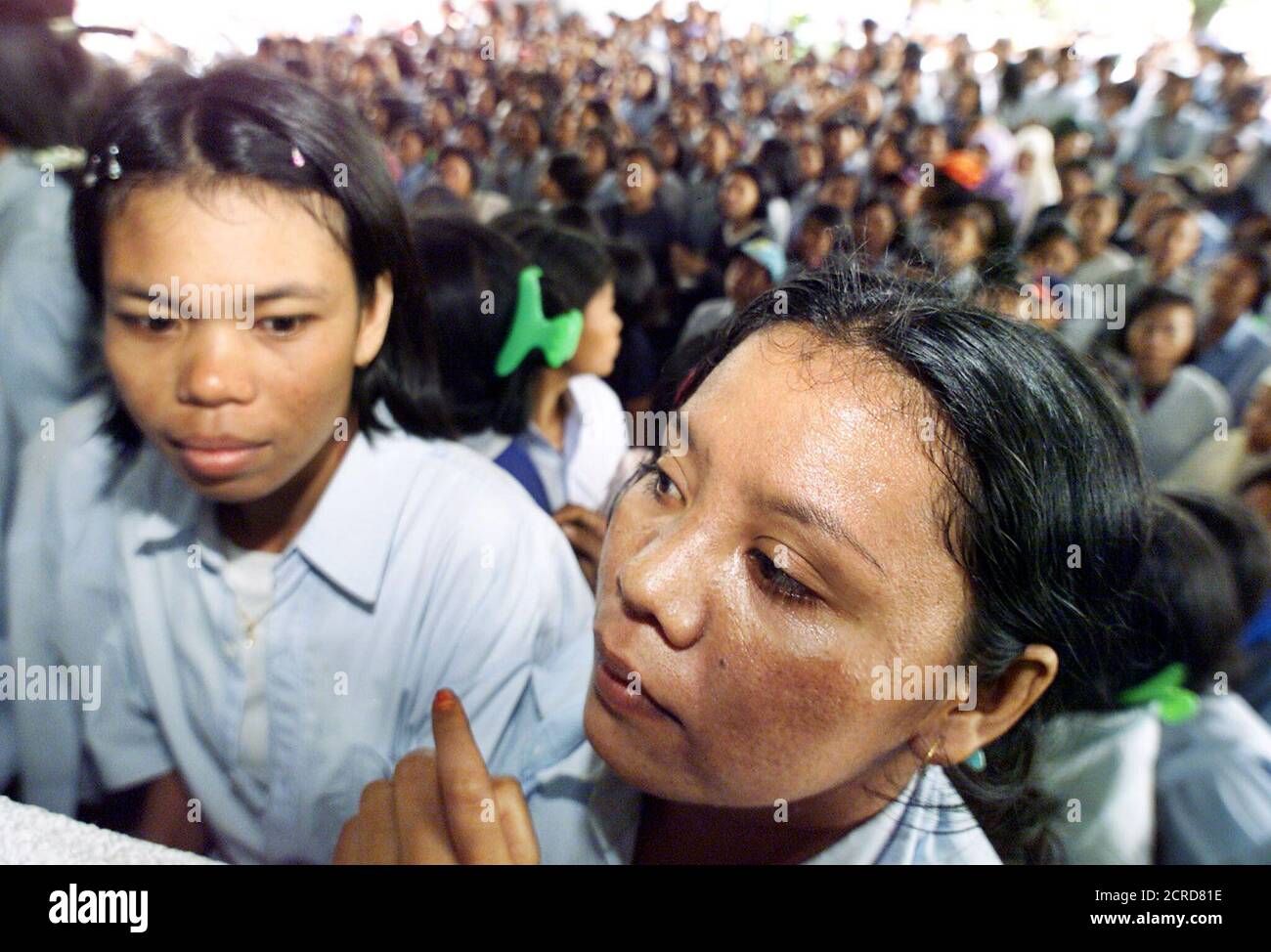 Trabajadores indonesios de una compañía de zapatos "Kong Tai Indonesia" que  produce Reebok protagonismo una protesta en el edificio del parlamento en  Yakarta 22 de febrero exigiendo que el parlamento medie su