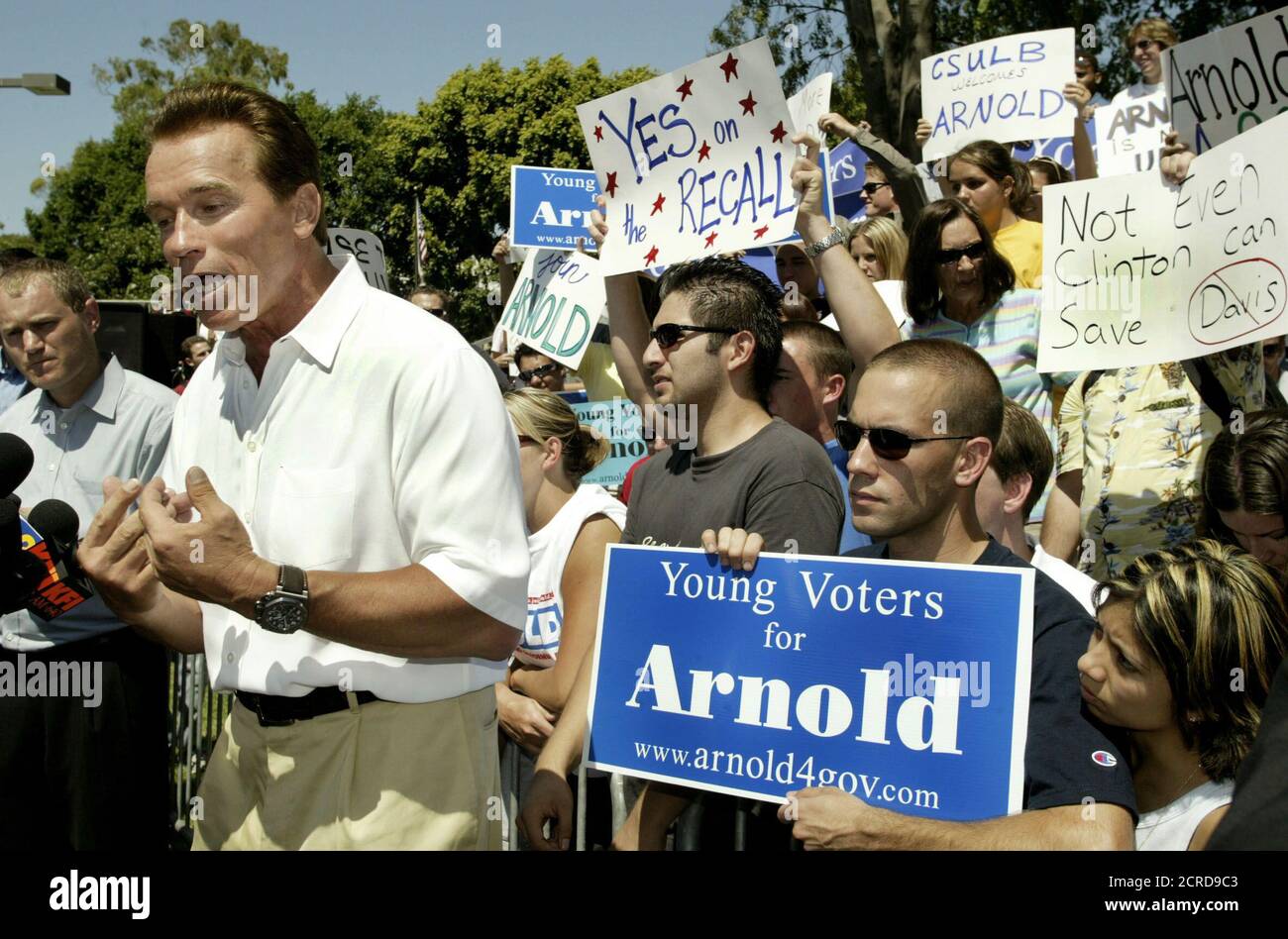 Actor y candidato republicano a gobernador para California Arnold Schwarzenegger se reúne con estudiantes durante una visita de campaña a la Universidad Estatal de California en Long Beach, 3 de septiembre de 2003. El actor está visiblemente saltando el miércoles el primero de una serie de debates con el gobernador Gray Davis y los mejores candidatos que quieren reemplazarlo, en la elección de destitución sin precedentes del estado. La votación de retirada está programada para el 7 de octubre. REUTERS/Robert Galbraith RG/GN Foto de stock