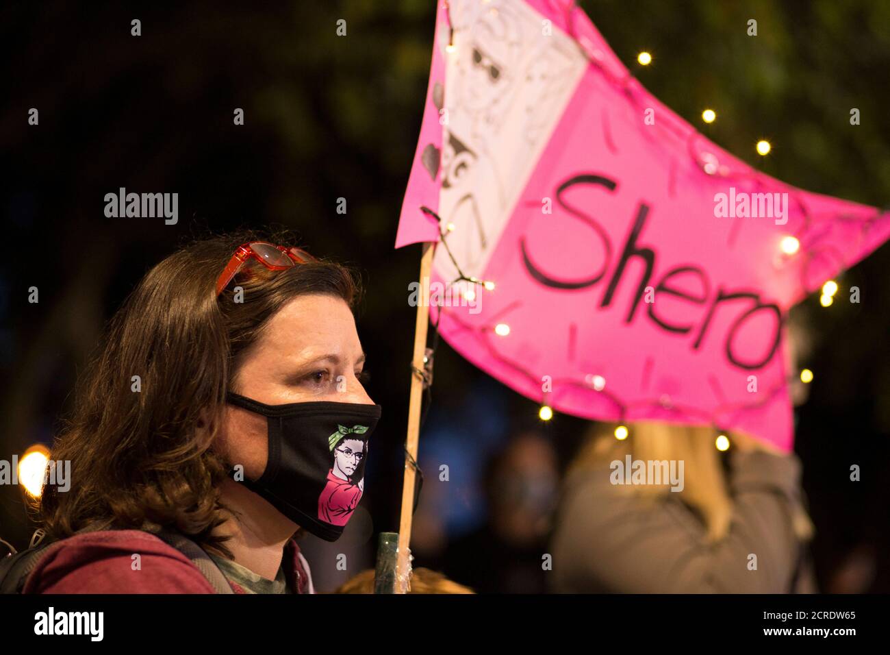 Portland, Oregon, EE.UU. 19 de septiembre de 2020. CHELSEA CATTO de Portland, tiene un signo que dice 'héroe' con una imagen de RBG durante una vigilia llamada despiadadamente Vigil, un monumento a la luz de las velas para RBG en Portland, Oregon el sábado, 19 de septiembre de 2020. El juez Ginsburg murió el 18 de septiembre de 2020. Tenía 87 años. Crédito: Katharine Kimball/ZUMA Wire/Alamy Live News Foto de stock