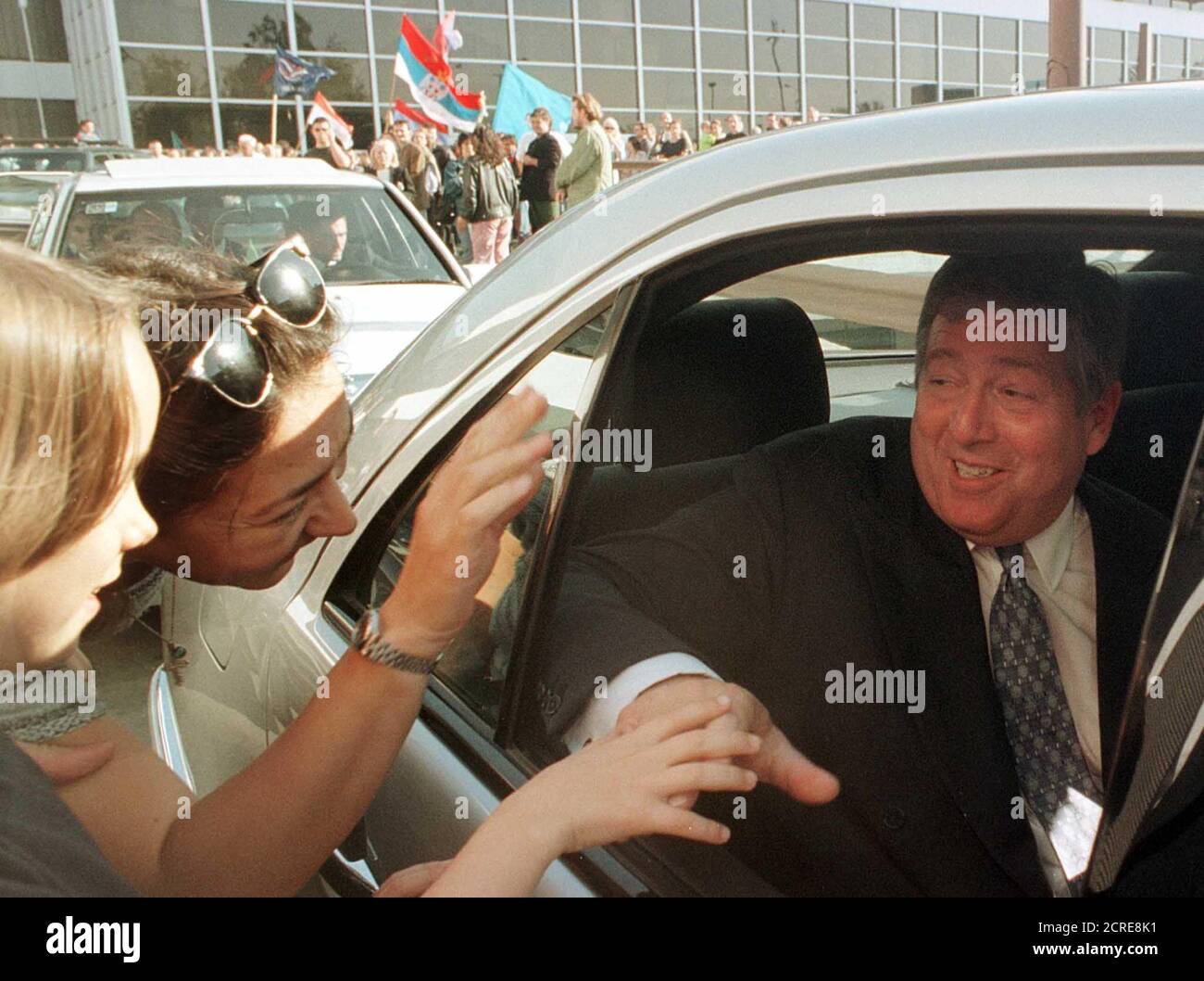 El exiliado príncipe heredero de Yugoslavia, Alexander Karadjordjevic (R), es recibido por estudiantes de belgrade a su llegada al aeropuerto de Belgrado el 15 de octubre de 2000. El príncipe nacido en Inglaterra, hijo del último rey de Yugoslavia, Pedro II, hizo una rara visita a Yugoslavia desde julio de 2000 para el funeral de su tío el príncipe Tomislav, el único miembro de la familia real que retroceda desde que el rey Pedro se marchó en 1941 después de que la Alemania nazi repasara su país. IM/ Foto de stock