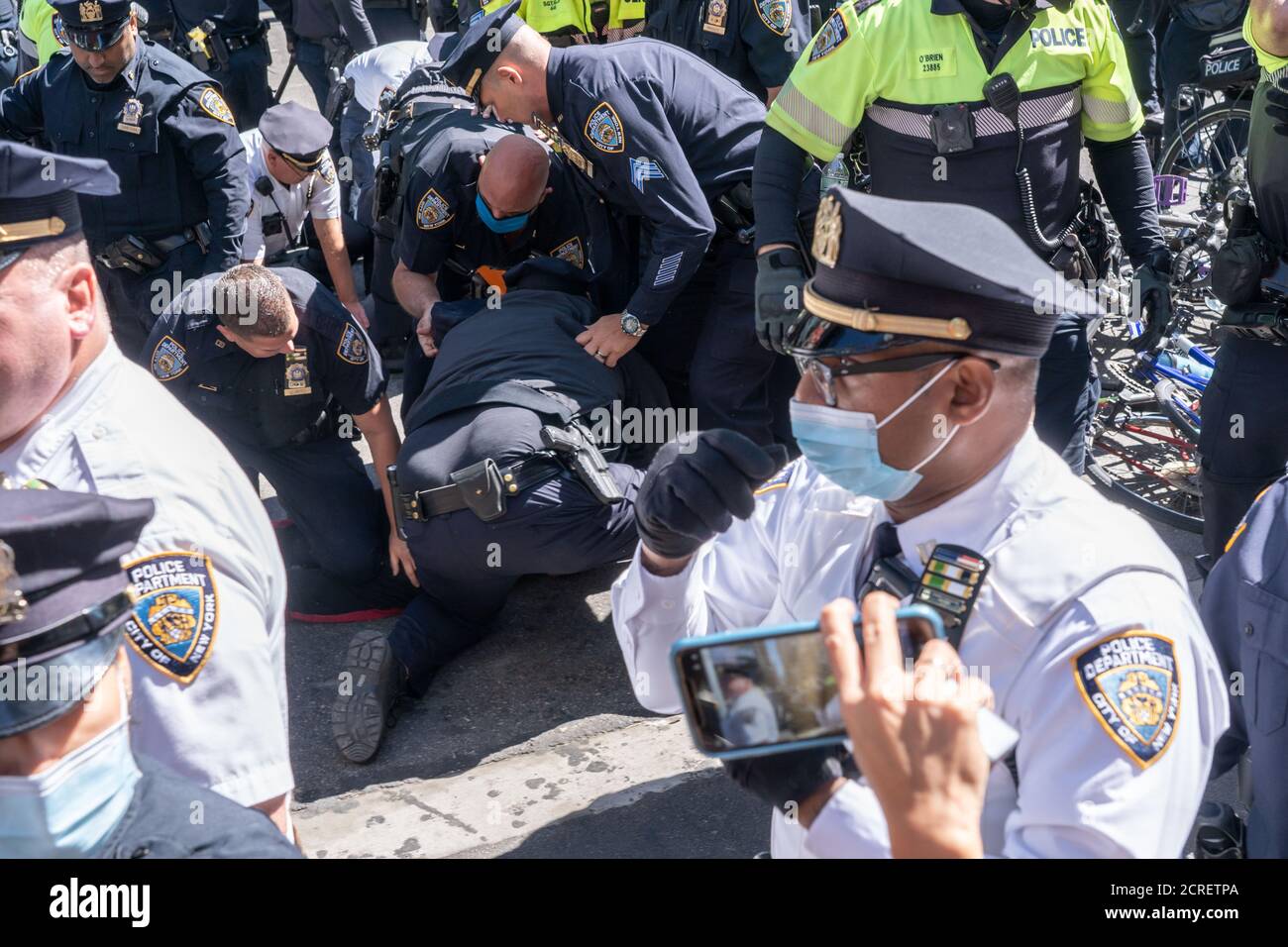NUEVA YORK, NY - 19 DE SEPTIEMBRE de 2020: La policía arresta a 86 personas en una protesta contra la Agencia de Inmigración y Aduanas (ICE) en Times Square. Foto de stock