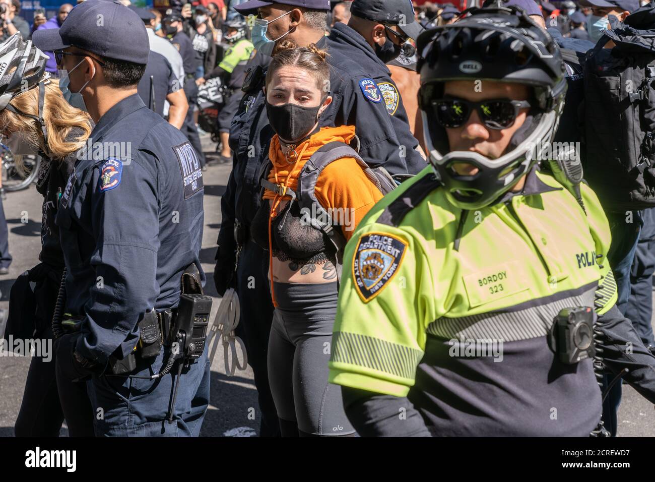 NUEVA YORK, NY - 19 DE SEPTIEMBRE de 2020: La policía arresta a 86 personas en una protesta contra la Agencia de Inmigración y Aduanas (ICE) en Times Square. Foto de stock