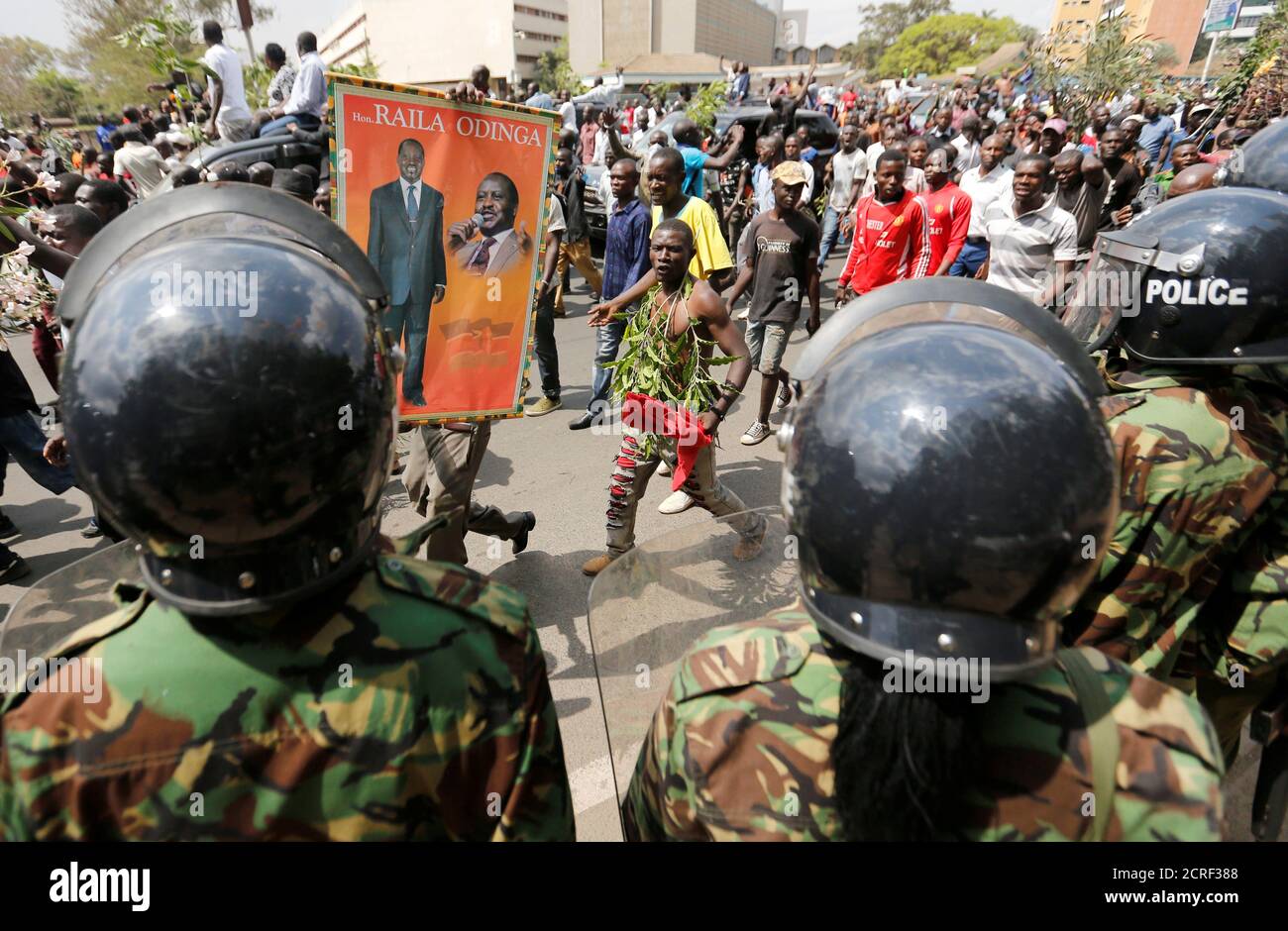 Los policías antidisturbios se levantan mientras los partidarios de la coalición de la oposición keniana National Super Alliance (NASA), se manifiestan a lo largo de una calle en Nairobi, Kenia, el 11 de octubre de 2017. REUTERS/Thomas Mukoya Foto de stock