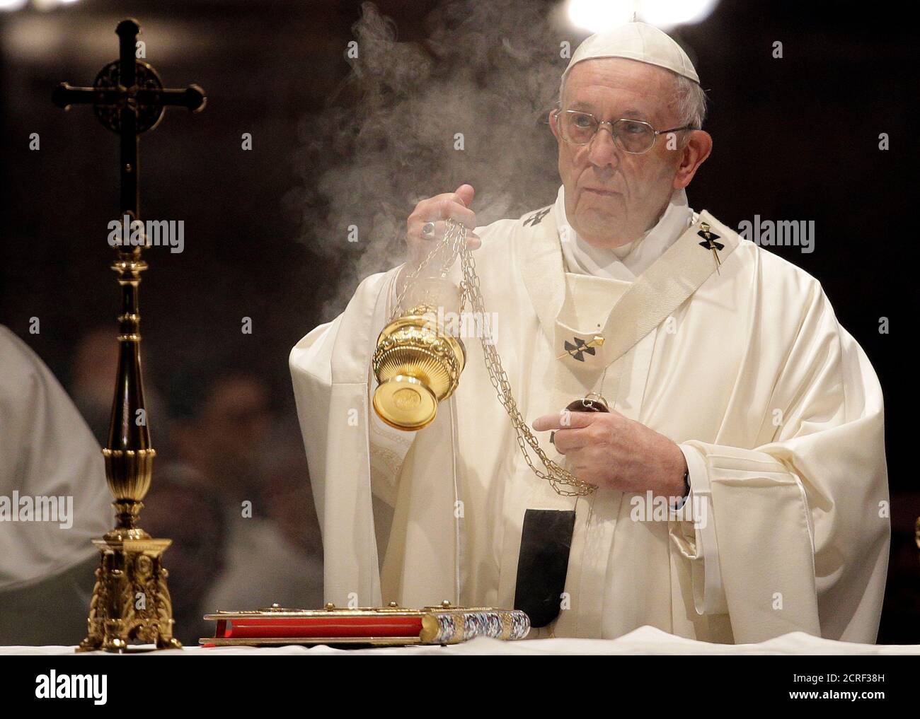 El Papa Francisco difunde incienso en el altar mientras celebra la Misa  durante el centenario de la Congregación para las Iglesias Orientales, en  la Basílica mayor de Santa María en Roma, Italia,