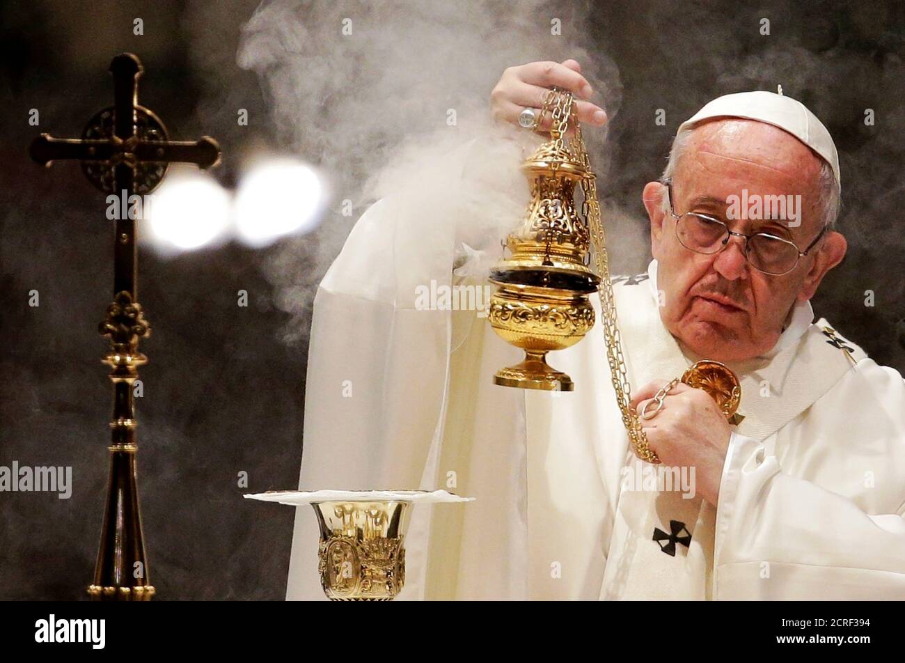 El Papa Francisco difunde incienso en el altar mientras celebra una Misa  durante el centenario de la Congregación para las Iglesias Orientales, en  la Basílica mayor de Santa María en Roma, Italia,
