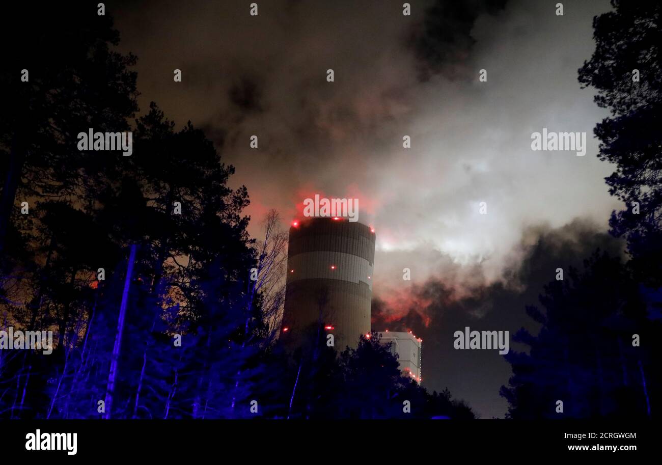 El humo y el vapor se disparan desde la central eléctrica de Belchatow, la mayor central eléctrica de carbón de Europa operada por PGE Group, por la noche cerca de Belchatow, Polonia 28 de noviembre de 2018. REUTERS/Kacper Pempel Foto de stock