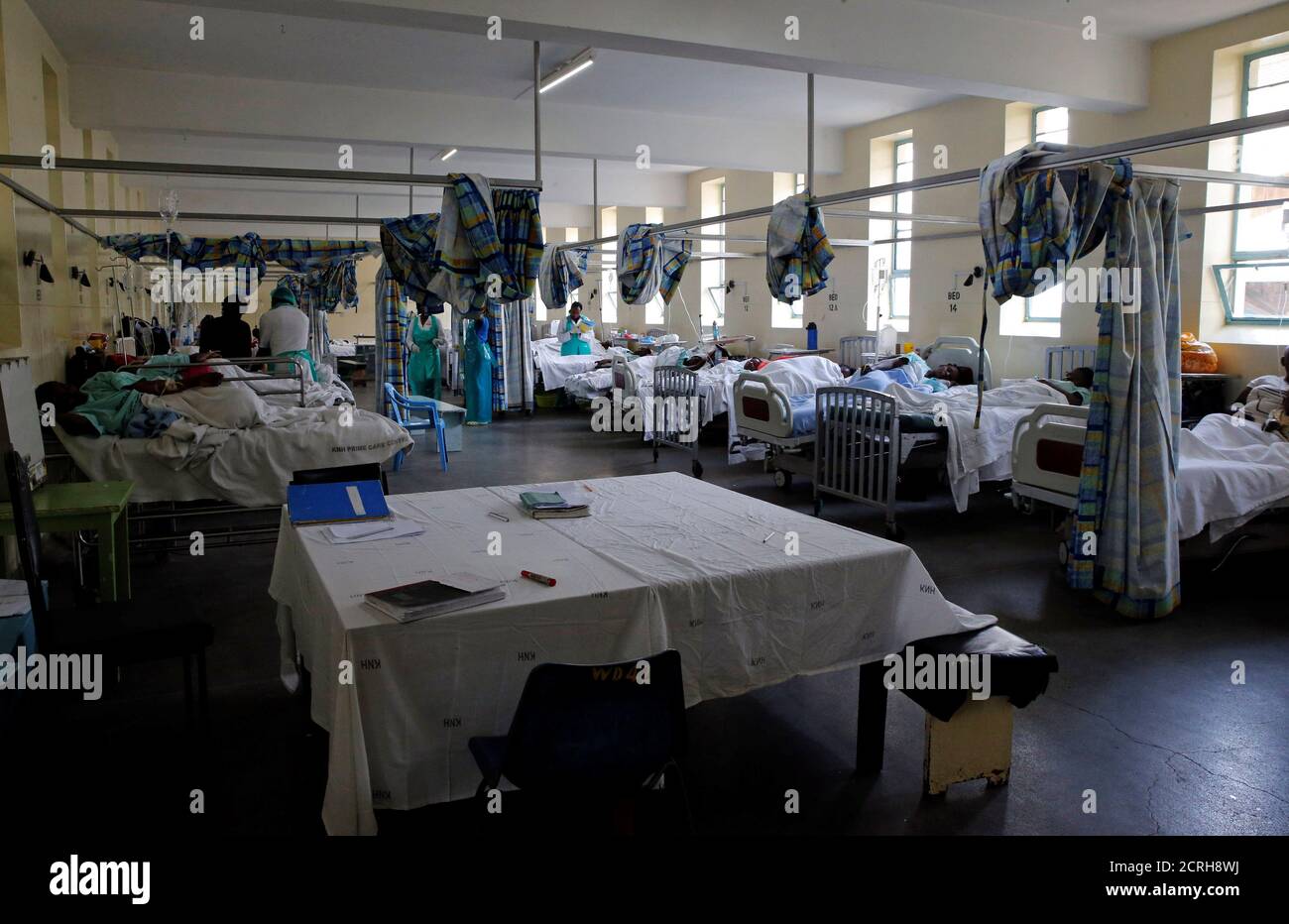 Los pacientes con cólera reciben tratamiento y atención dentro de una sala especial en el Hospital Nacional Kenyatta en Nairobi, Kenia 19 de julio de 2017. REUTERS/Thomas Mukoya Foto de stock