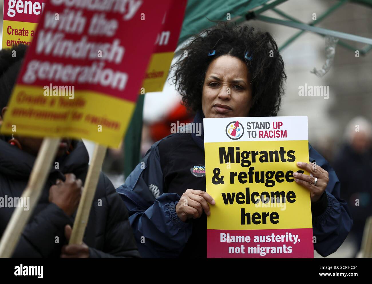 La gente sostiene pancartas durante una manifestación para protestar por el agravio de los miembros de la generación Windrush, frente a las Casas del Parlamento en Londres, Gran Bretaña, el 30 de abril de 2018. REUTERS/Simon Dawson Foto de stock