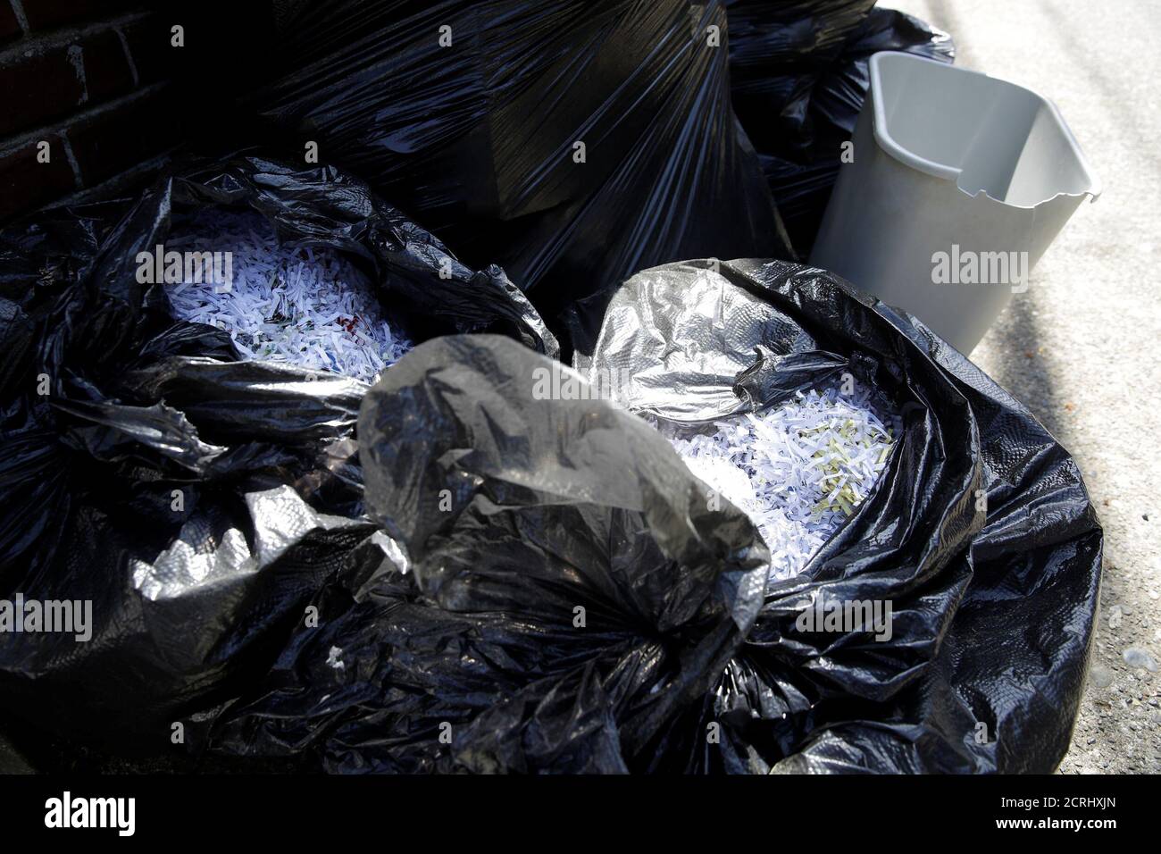 Las bolsas de basura llenas de papel triturado se muestran fuera de la  antigua residencia del cónsul general ruso en Seattle, Washington, EE.UU.  25 de abril de 2018. REUTERS/Jason Redmond Fotografía de