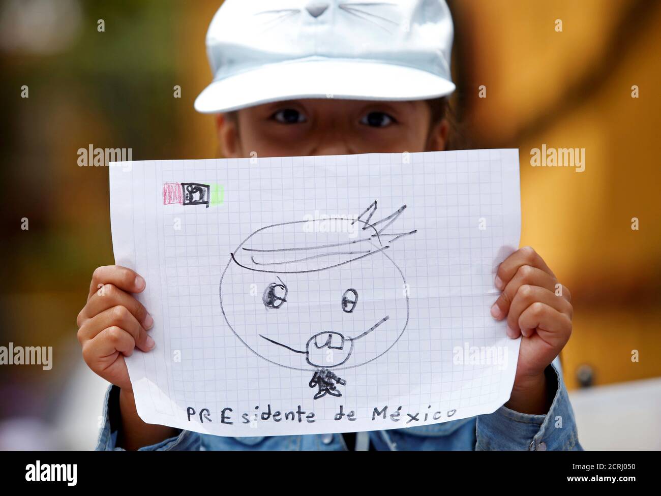 Una niña muestra un dibujo que representa al presidente electo de México, Andrés Manuel López Obrador, con la escritura Una niña muestra un dibujo que representa al presidente electo de México, Andrés Manuel López Obrador, con la escritura