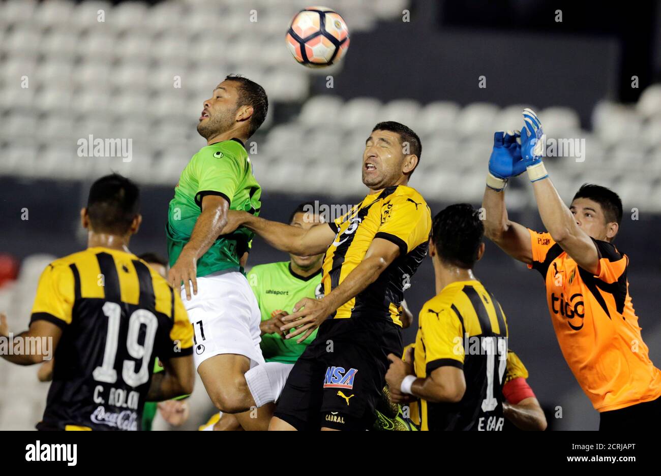 Football Soccer - Copa Libertadores - Paraguay's Guarani v Venezuela's Zamora- Defensores del Chaco Stadium Asuncion, Paraguay - 12/4/2017. Juan Falcon (top L) of Venezuela's Zamora fights for the ball with Luis Cabral (top R) of Paraguay's Guarani. REUTERS/Jorge Adorno Foto de stock
