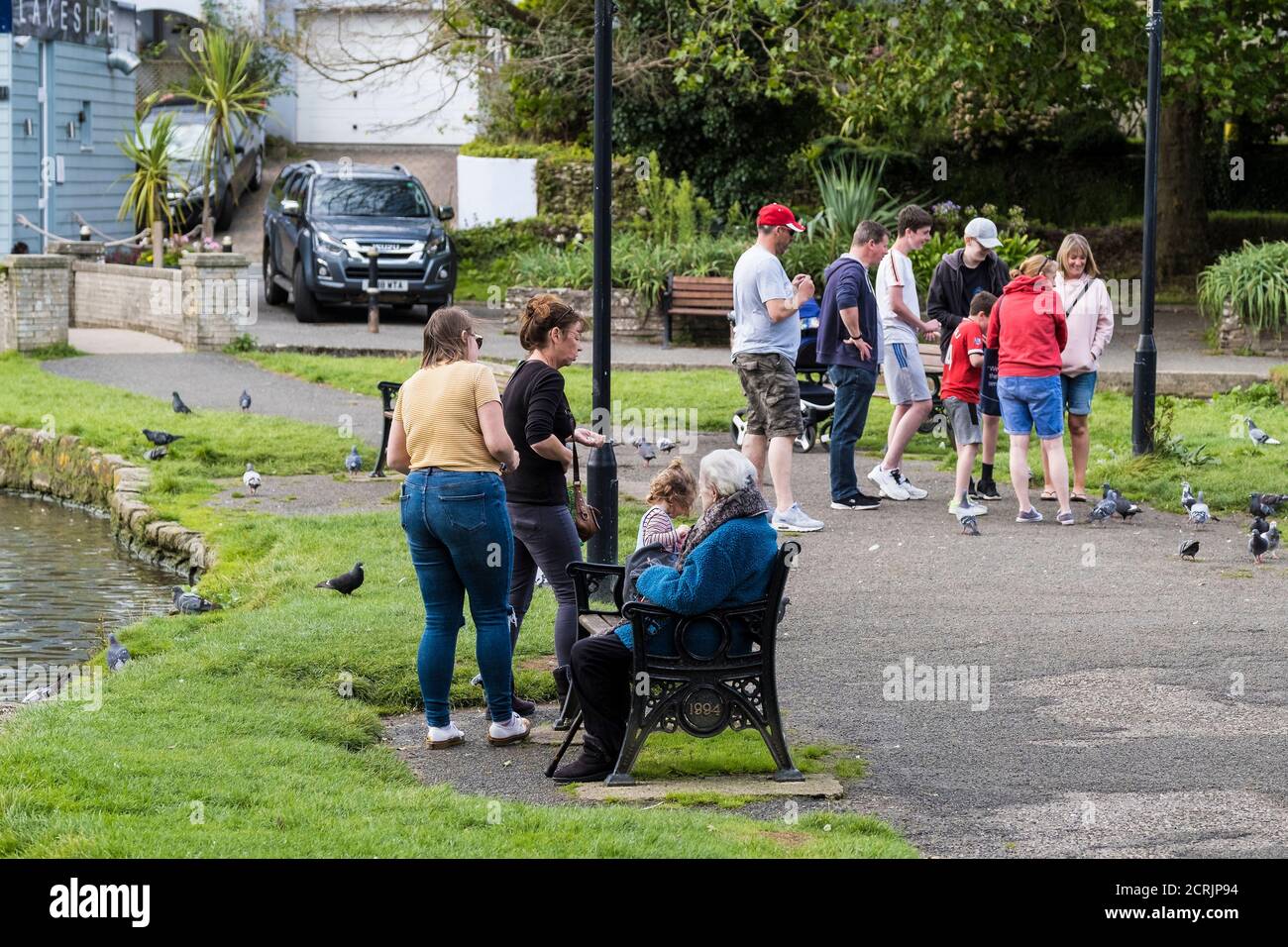 Gente que se relaja en Trenance Gardens en Newquay en Cornwall. Foto de stock