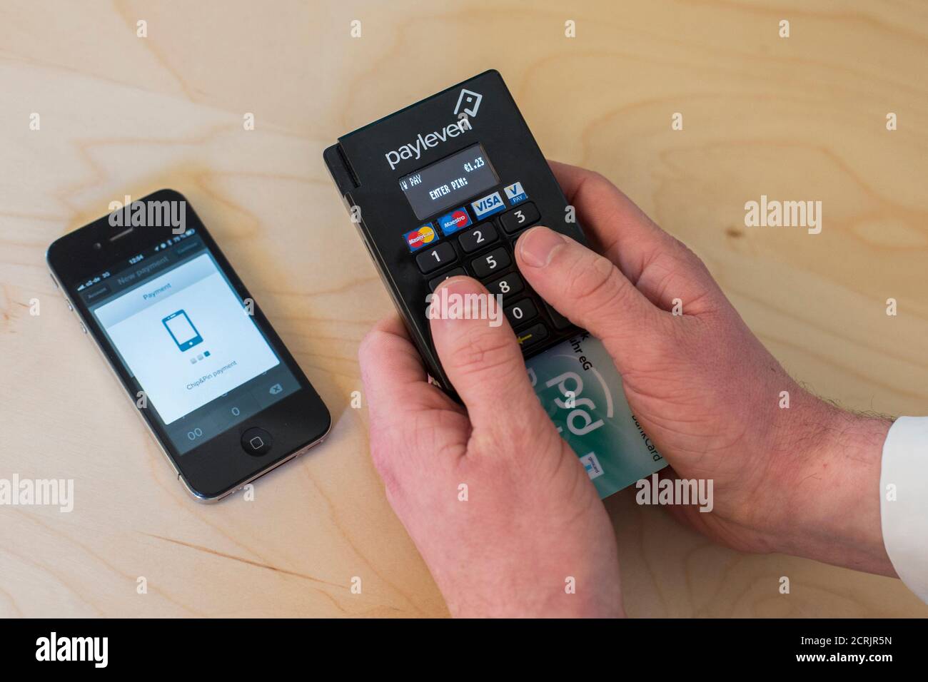Konstantin Wolff, co-fundador del proveedor de servicios de pago móvil  Payleven, demuestra el servicio de pago de tarjetas móviles Chip y PIN  utilizando un smartphone y un lector de tarjetas de chip