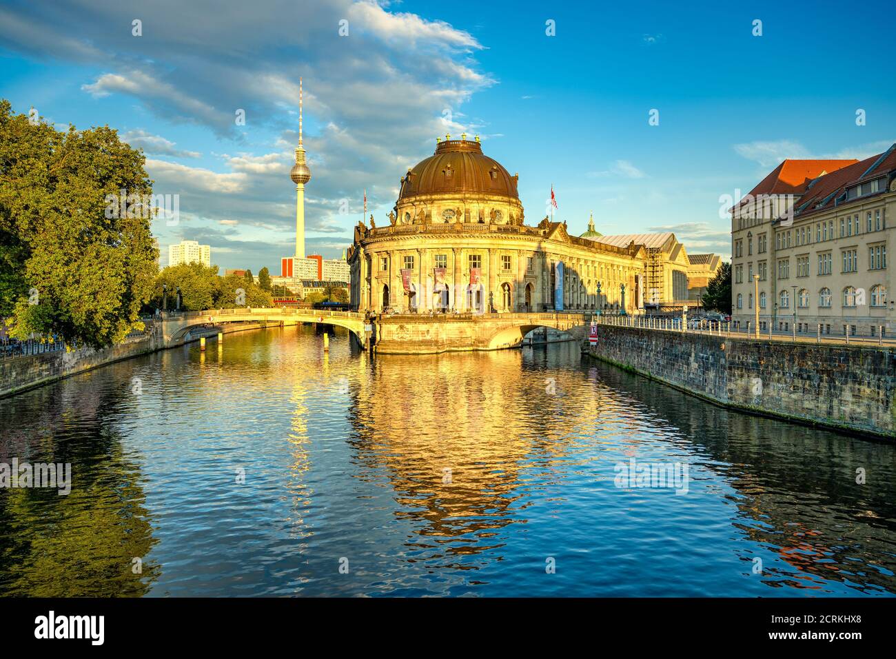 Isla de los museos sobre el río Spree y la torre de televisión en Berlín, Alemania Foto de stock