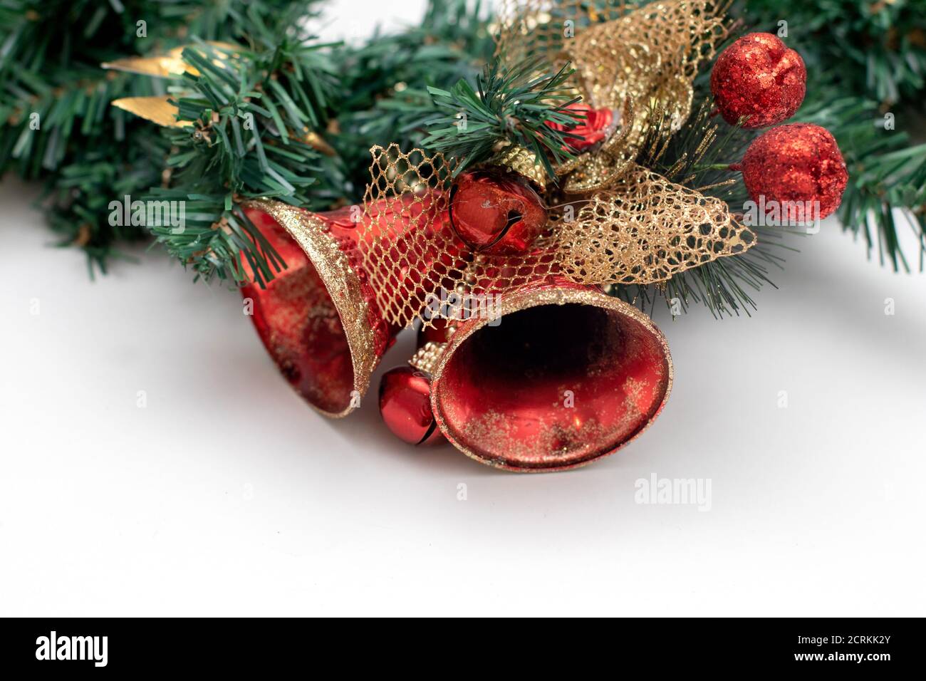 Campanas rojas de Navidad en la corona de Navidad hecha de ramas de abeto  Fotografía de stock - Alamy
