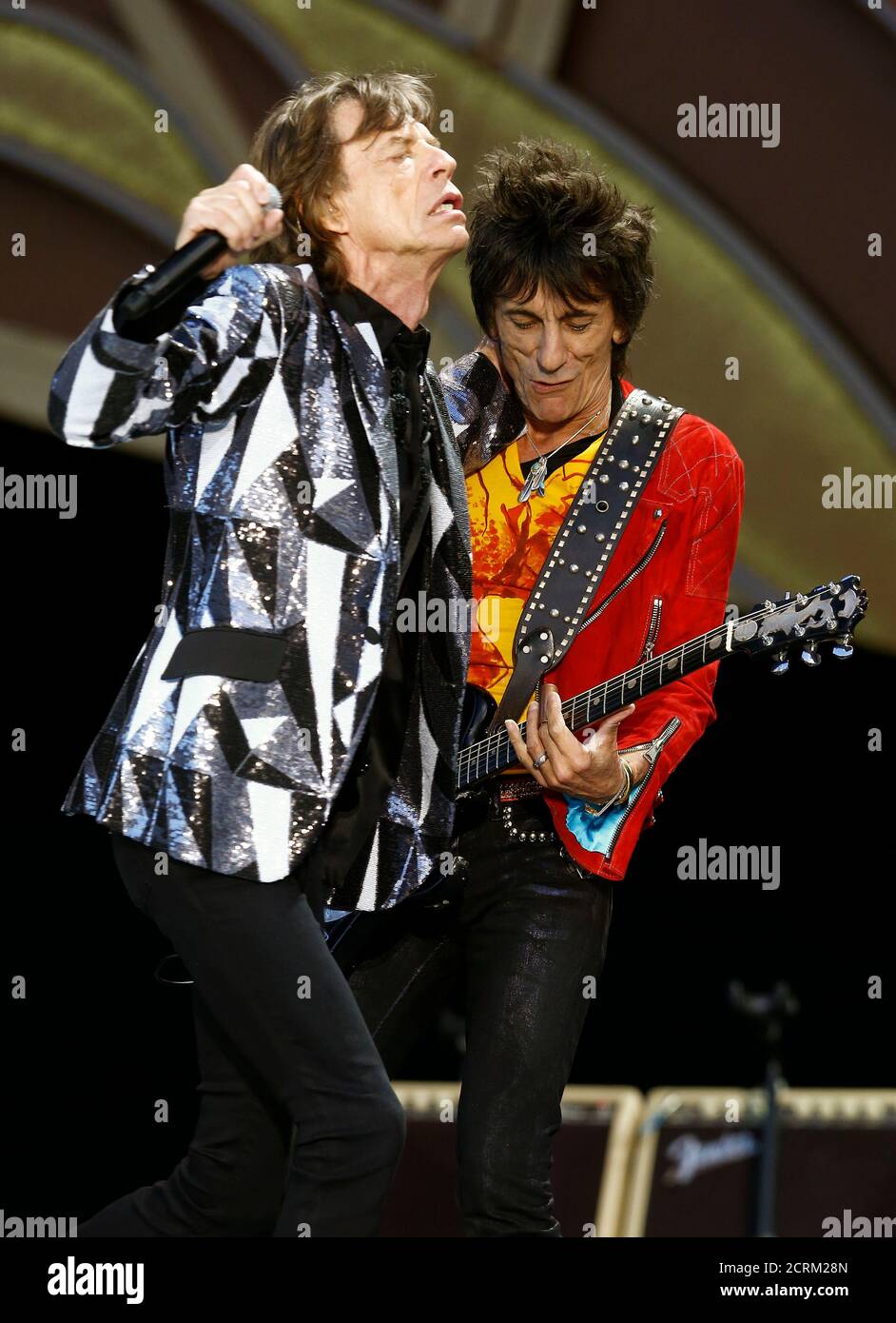 Mick Jagger and Ronnie Wood (R) of the Rolling Stones perform during their  "14 on Fire" concert at the Letzigrund Stadium in Zurich June 1, 2014.  REUTERS/Arnd Wiegmann (SWITZERLAND - Tags: ENTERTAINMENT